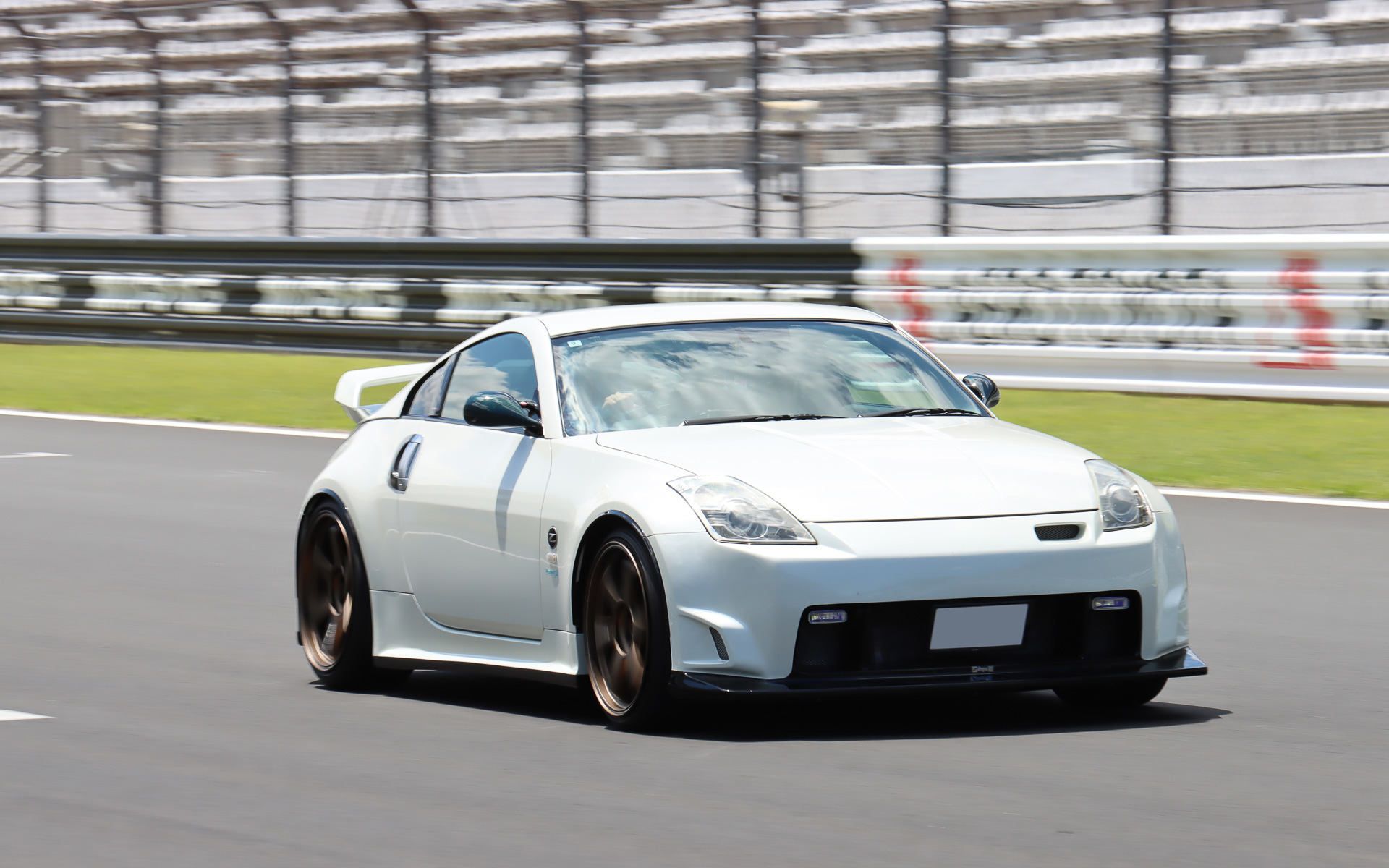 広々としたクローズドコースで参加者は愛車が持つポテンシャルを味わっていた