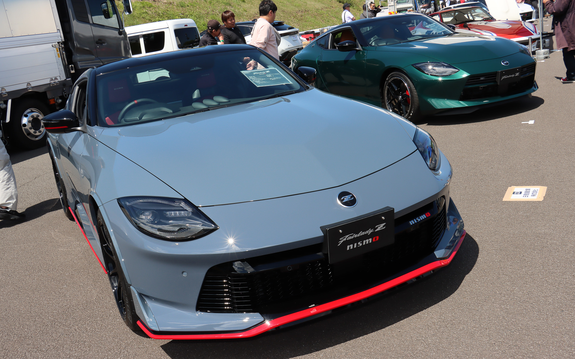 フェアレディZ マイナーチェンジモデルと並んで特別展示された今夏発売予定の「フェアレディZ NISMO 6速MT車」