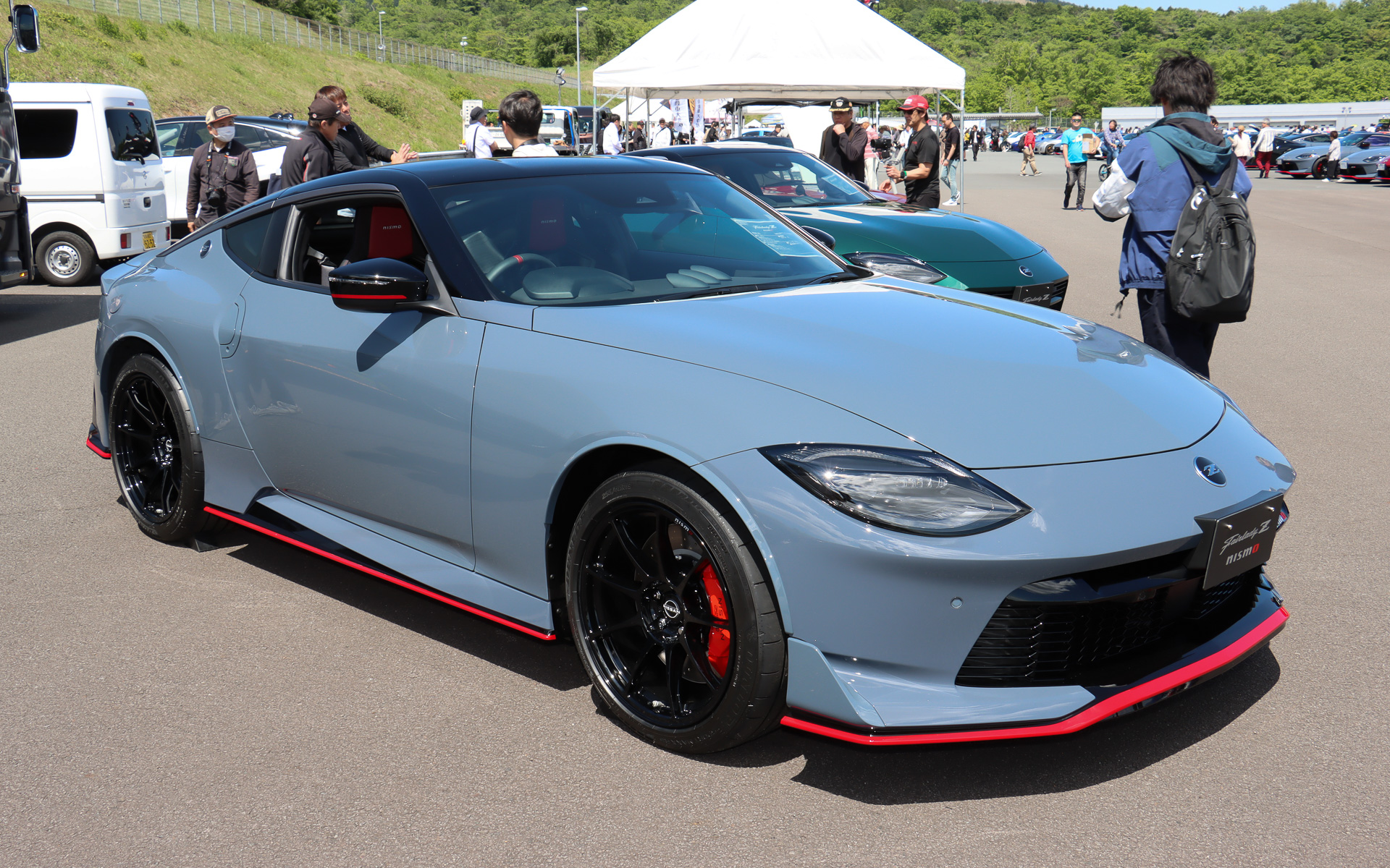 今夏発売ということで、基準車となるマイナーチェンジモデル同様、フロントノーズにZエンブレムを装着