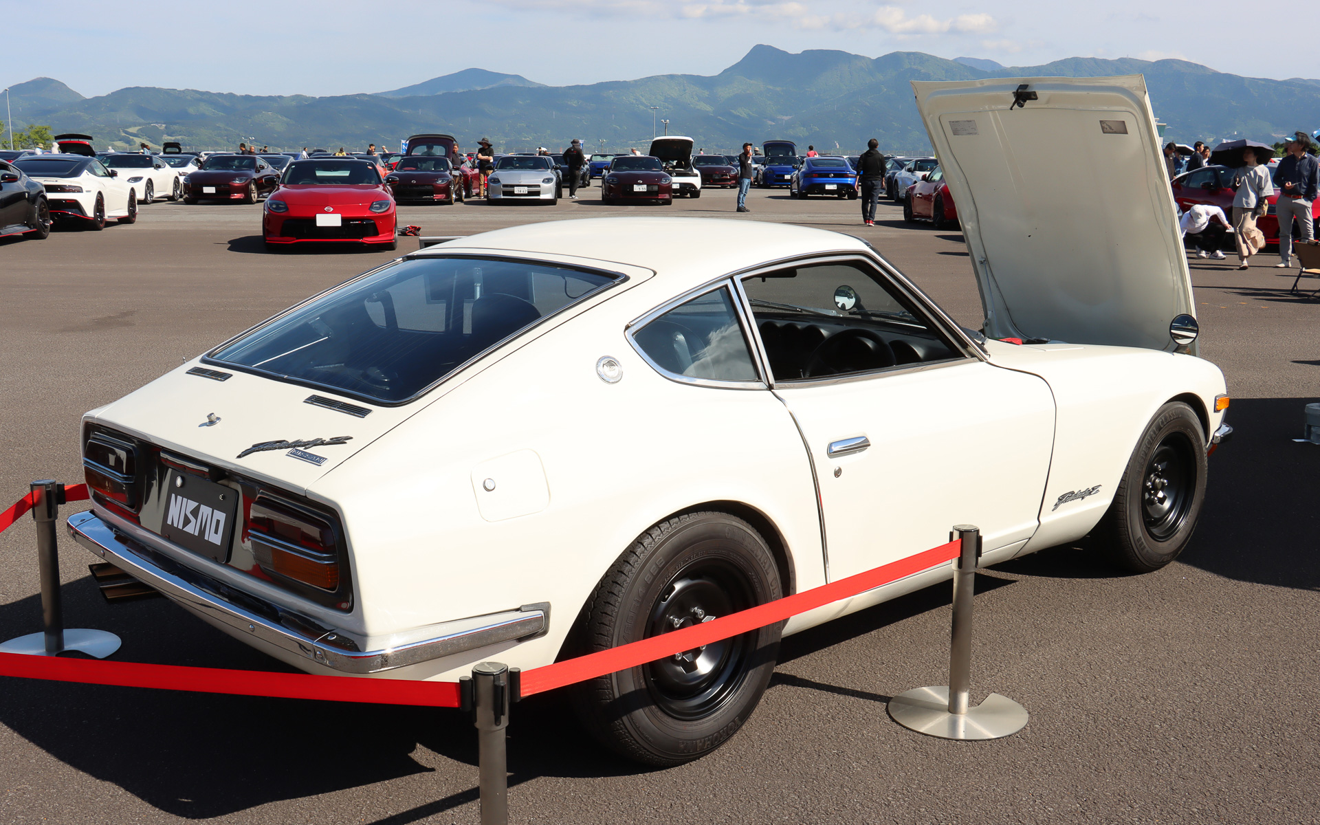 2025年に発売されたNISMOの「L型6気筒エンジン用DOHC変換キット」を搭載した初代フェアレディZ。エンジンは最高出力は221kW（300PS）程度、最大トルクは294Nm程度を発生する