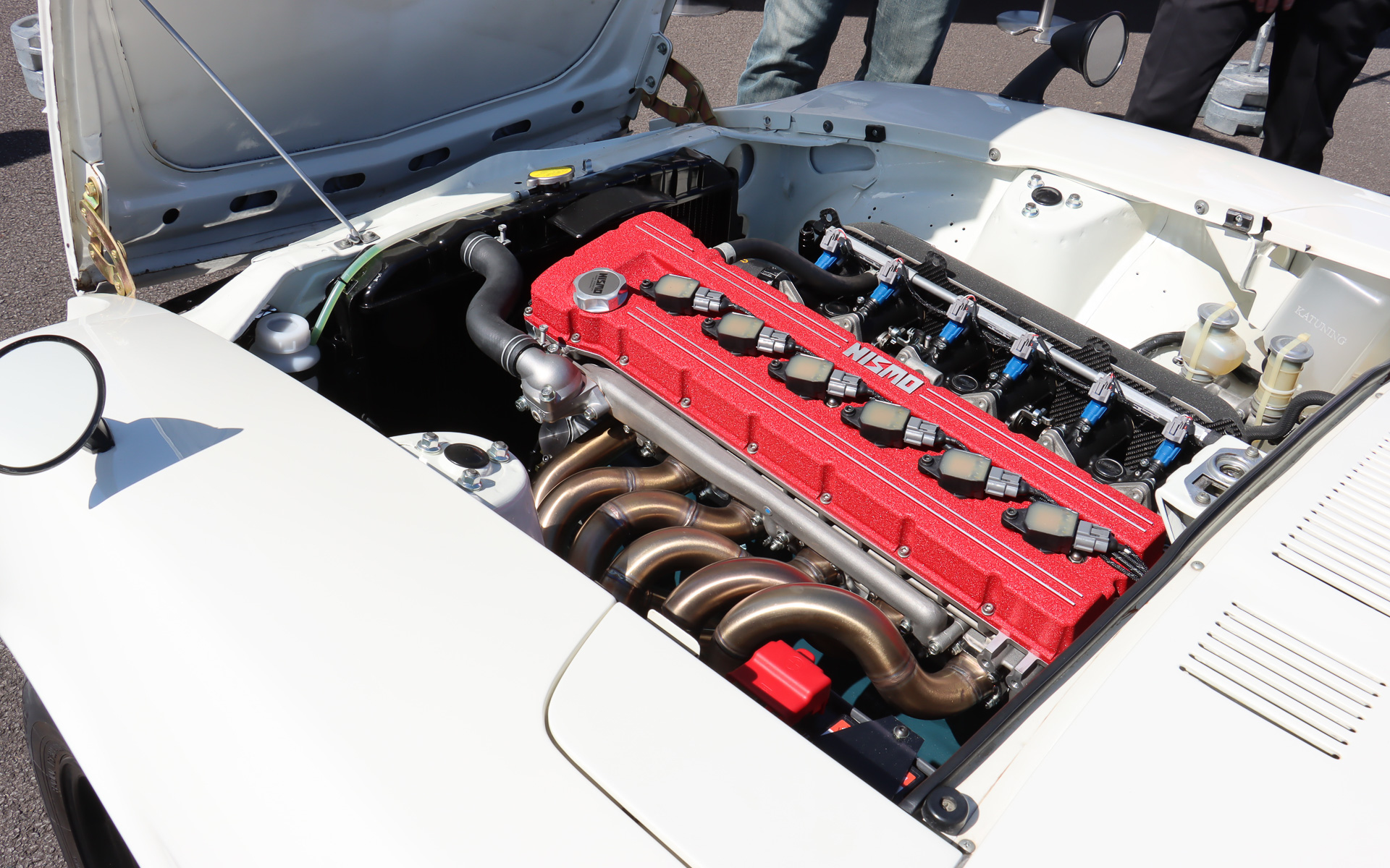 2025年に発売されたNISMOの「L型6気筒エンジン用DOHC変換キット」を搭載した初代フェアレディZ。エンジンは最高出力は221kW（300PS）程度、最大トルクは294Nm程度を発生する