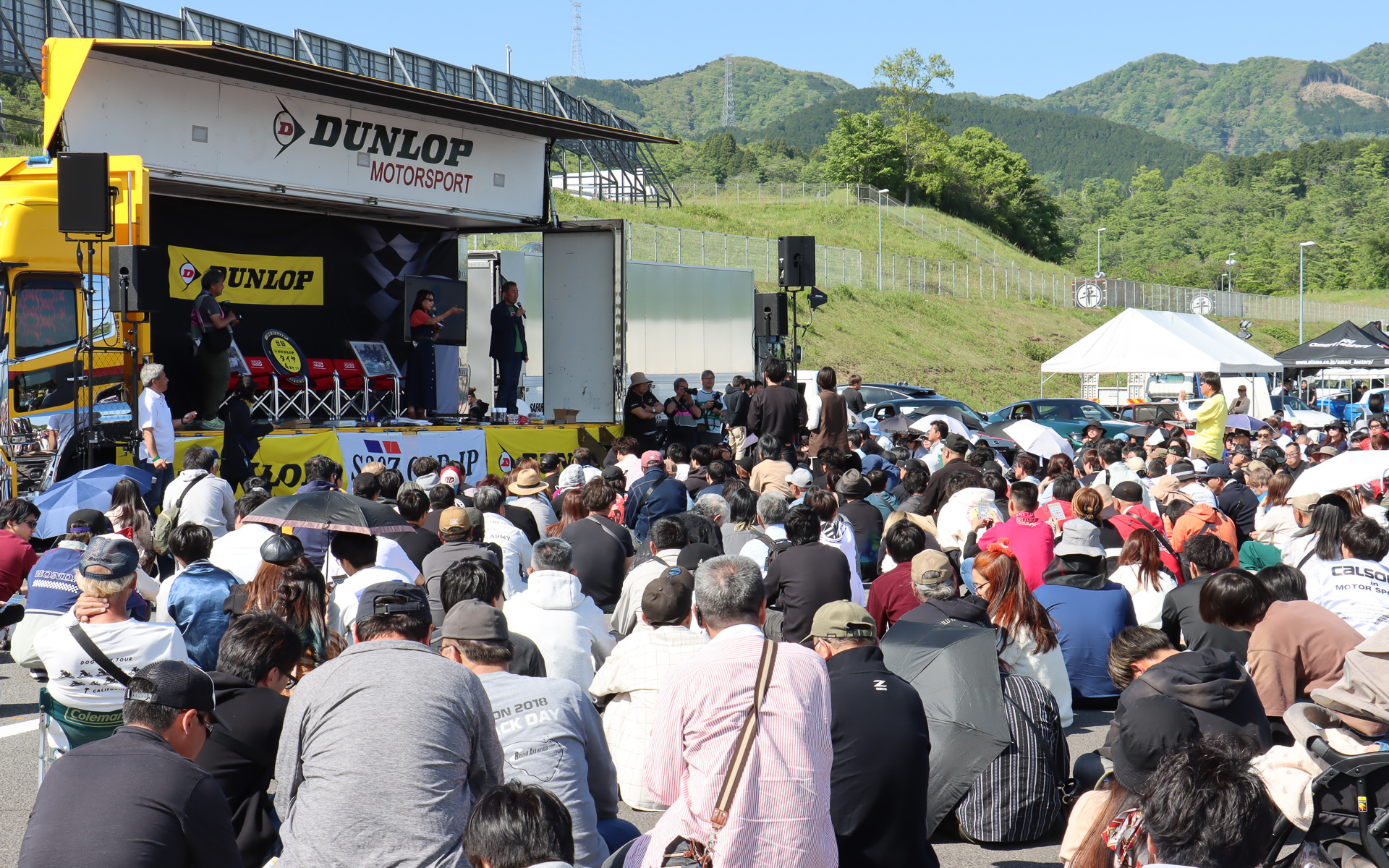 終盤のビンゴ大会＆じゃんけん大会では多くの参加者が特設ステージ前に集まった