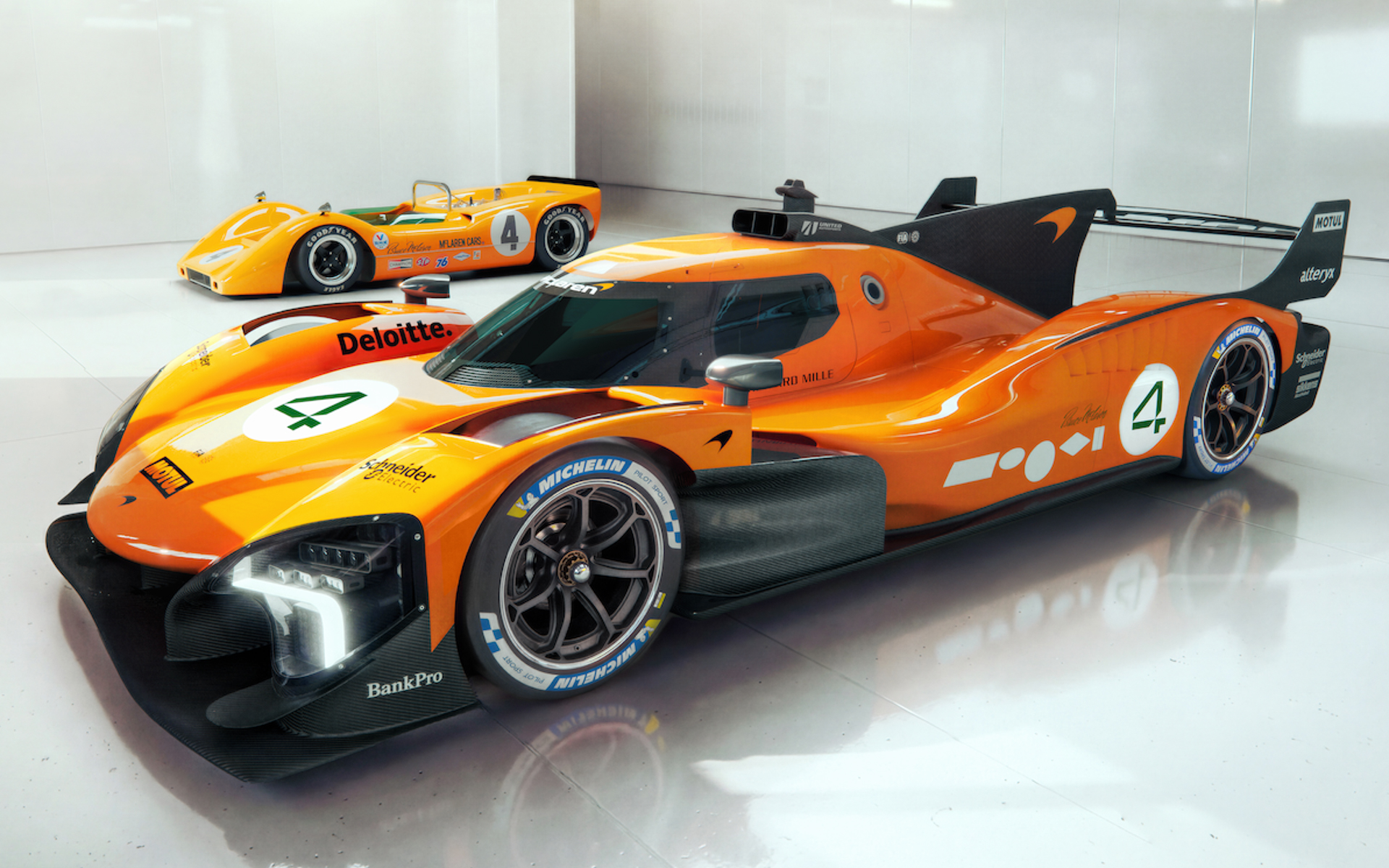 手前がMCL-HYで、奥がマクラーレンM6A