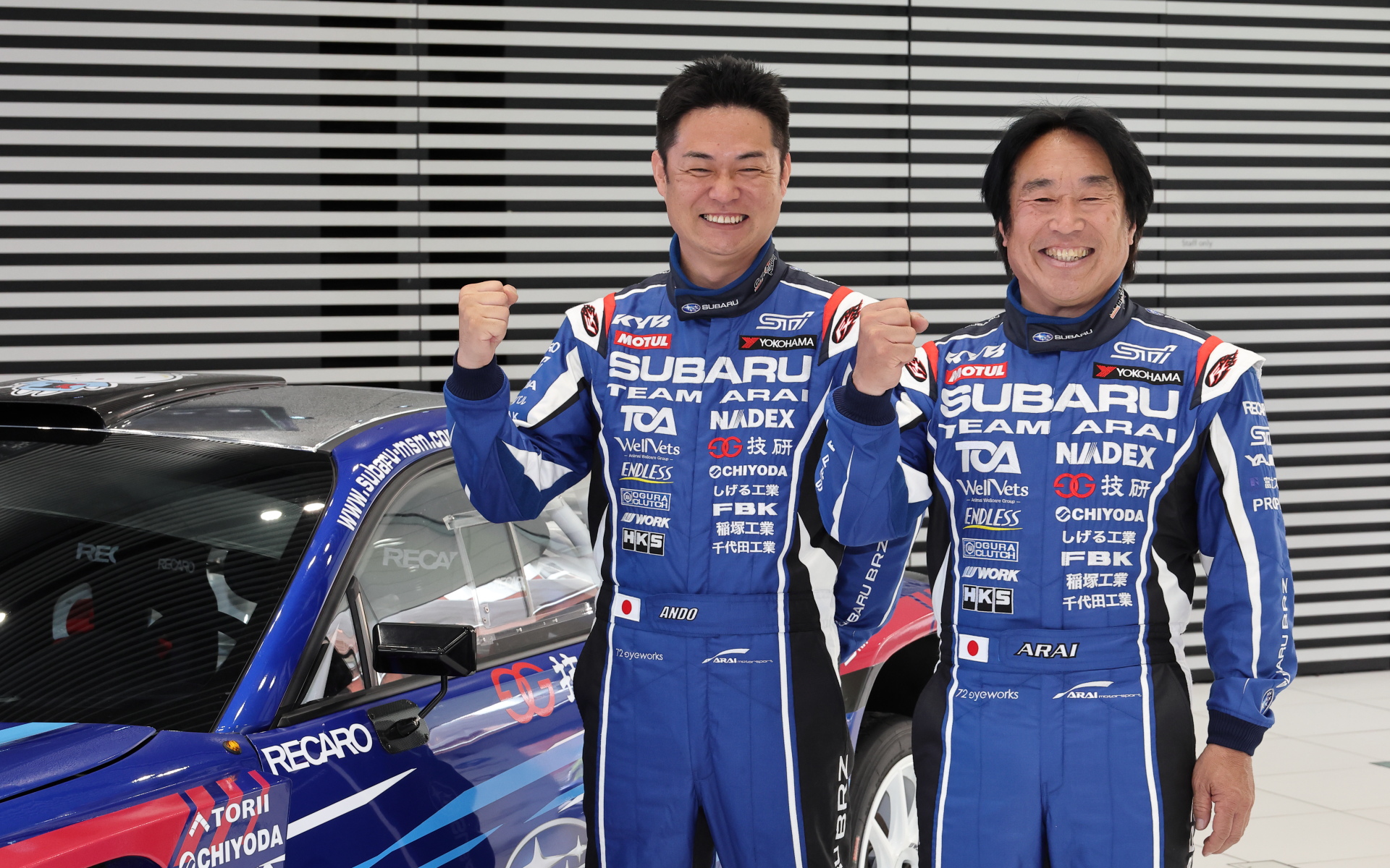 コドライバーに安藤裕一選手（左）、ドライバーに新井敏弘選手（右）を起用