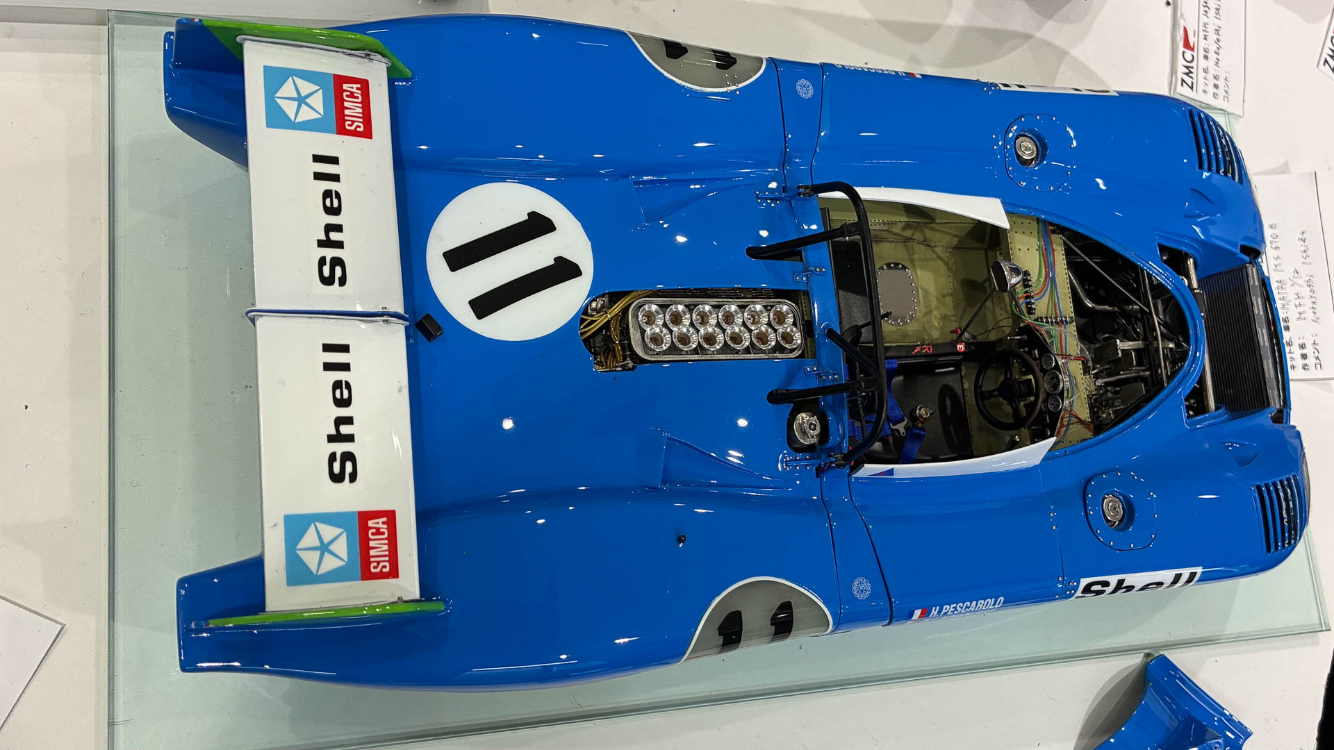 マトラ・シムカ MS670Bは1973年のル・マン優勝車。髭のおじさんH.ペスカロロとG.ラルースの2人とも職人芸の光るドライバーでした。3リッターのV12エンジン