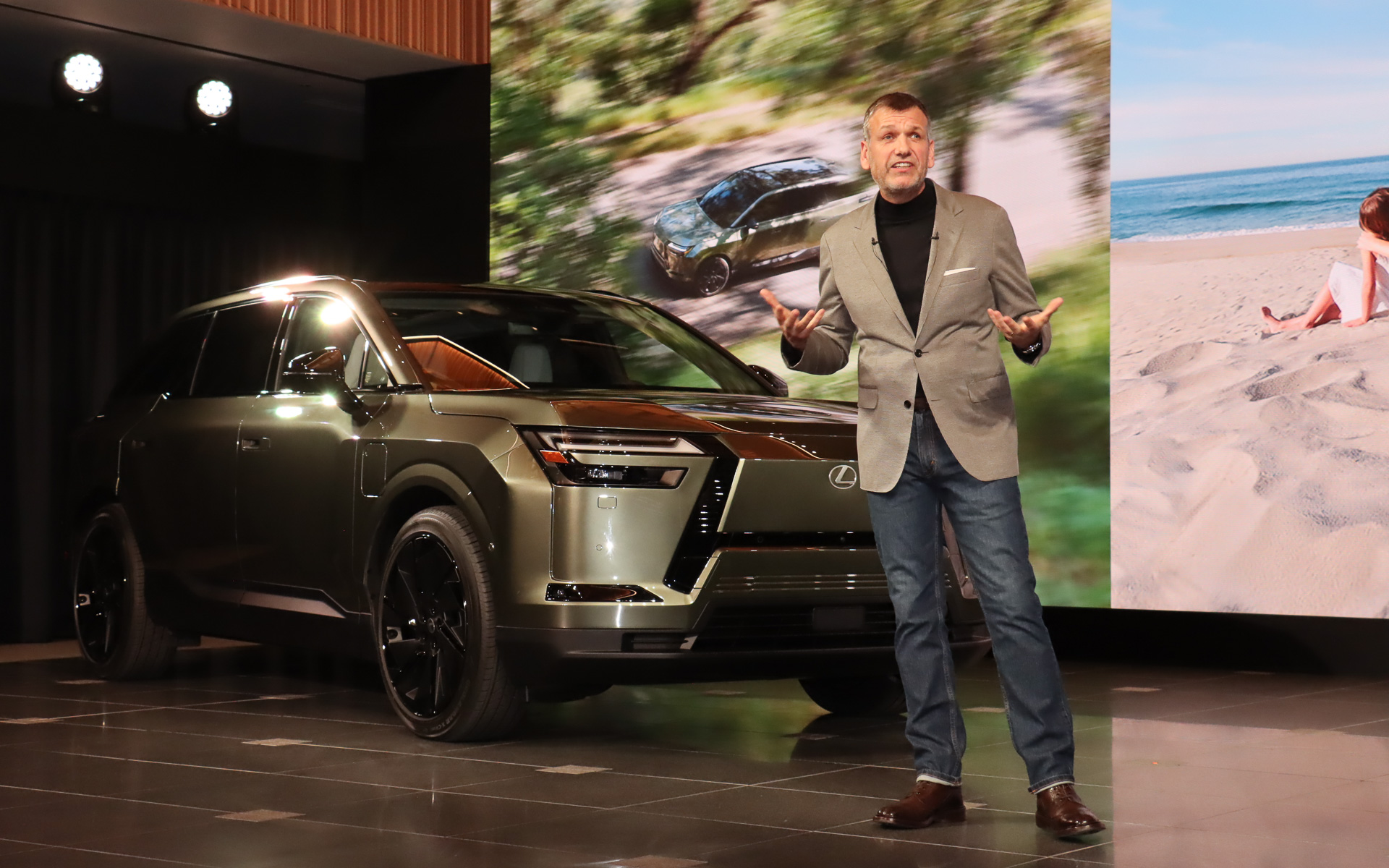 世界初公開した3列シートSUVの新型バッテリEV「レクサス TZ」について解説するトヨタ自動車株式会社 執行役員 CBO デザイン領域 領域長のサイモン・ハンフリーズ氏