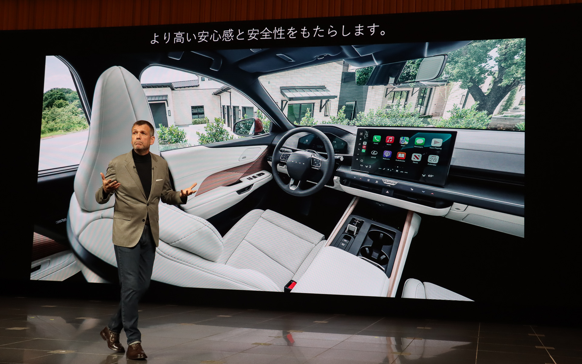 世界初の「レスポンシブヒドゥンスイッチ」で物理スイッチを内装に同化させたレクサス ESのインテリア