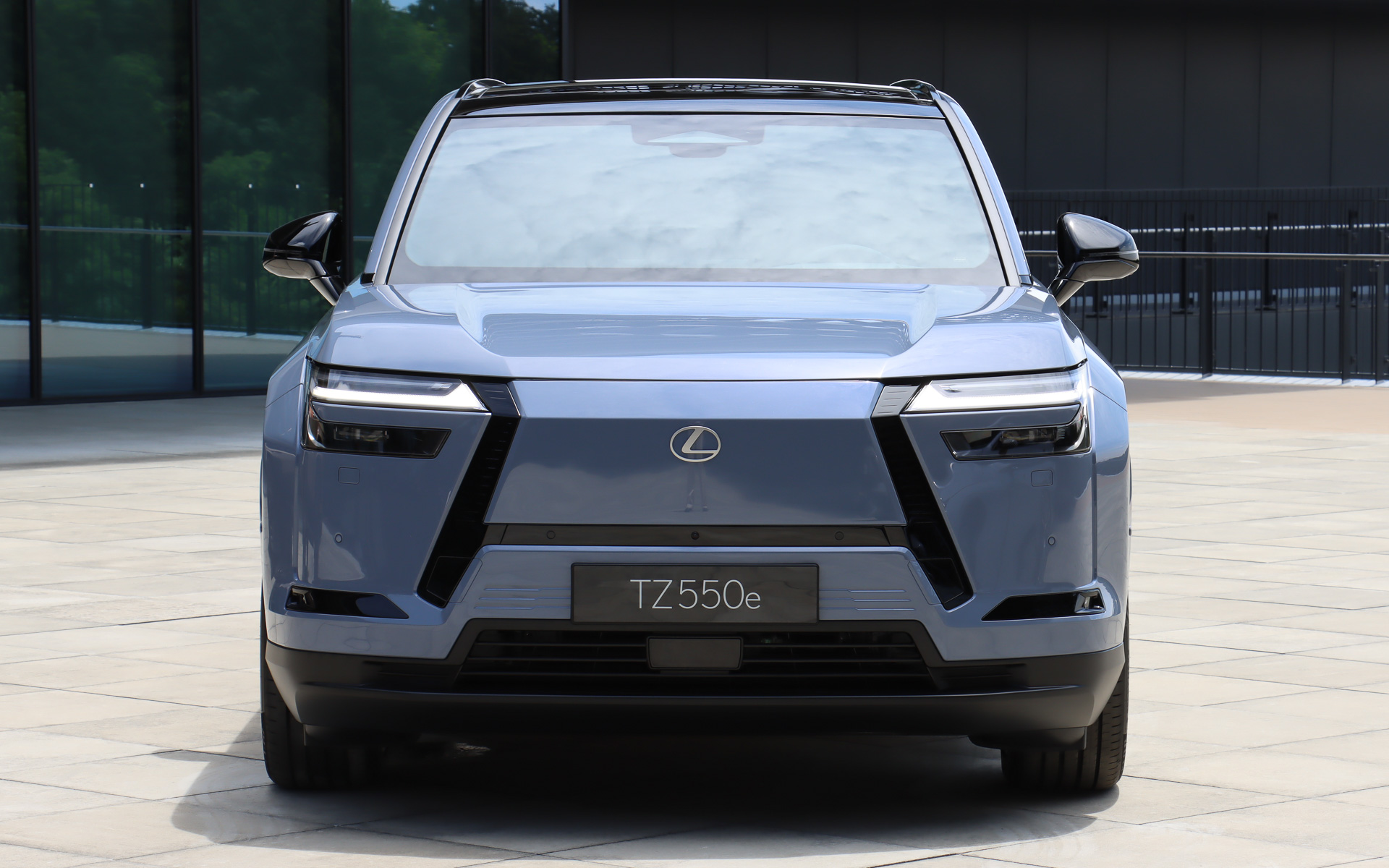 ボディサイズは5100×1990×1705mm（全長×全幅×全高）でホイールベースは3050mm。車両重量は2630kg
