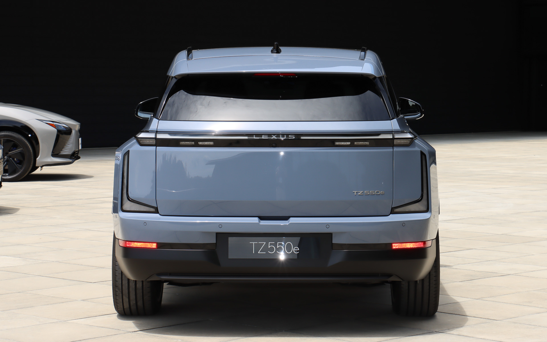 ボディサイズは5100×1990×1705mm（全長×全幅×全高）でホイールベースは3050mm。車両重量は2630kg