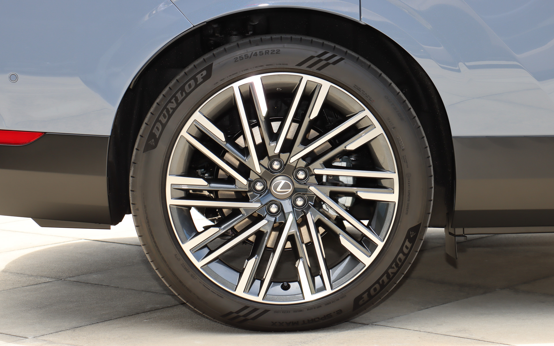 タイヤサイズは255/45R22