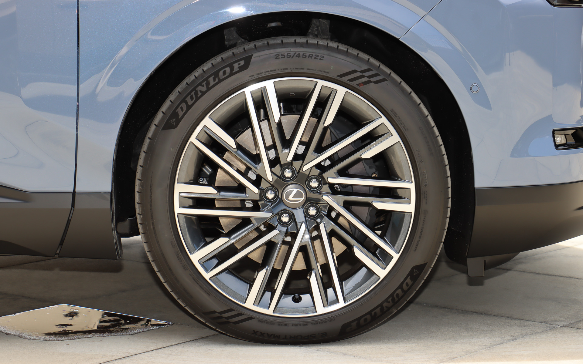 タイヤサイズは255/45R22