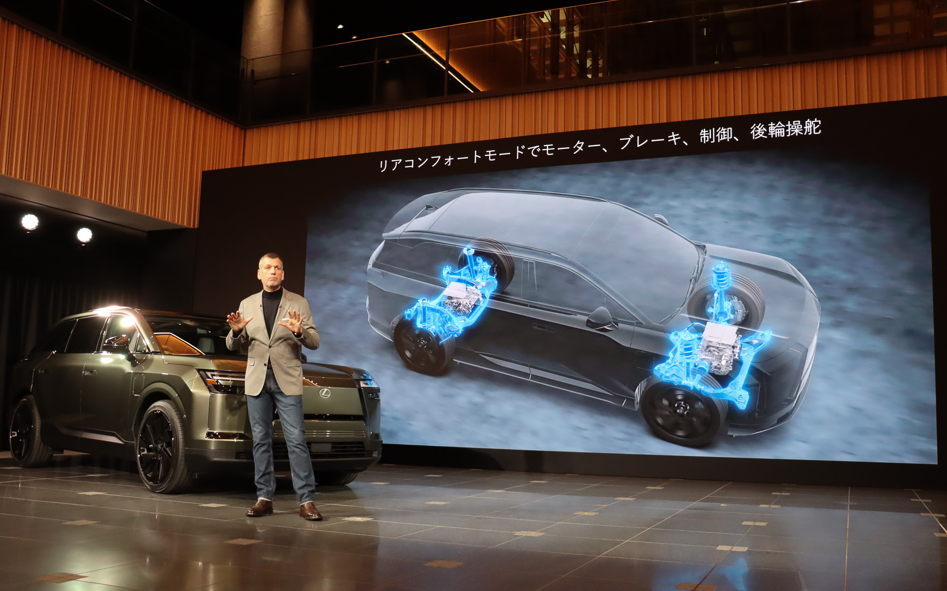 多人数乗車時に快適な走りを生み出す「リアコンフォートモード」を採用