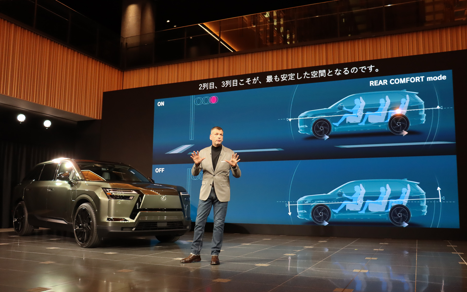 多人数乗車時に快適な走りを生み出す「リアコンフォートモード」を採用