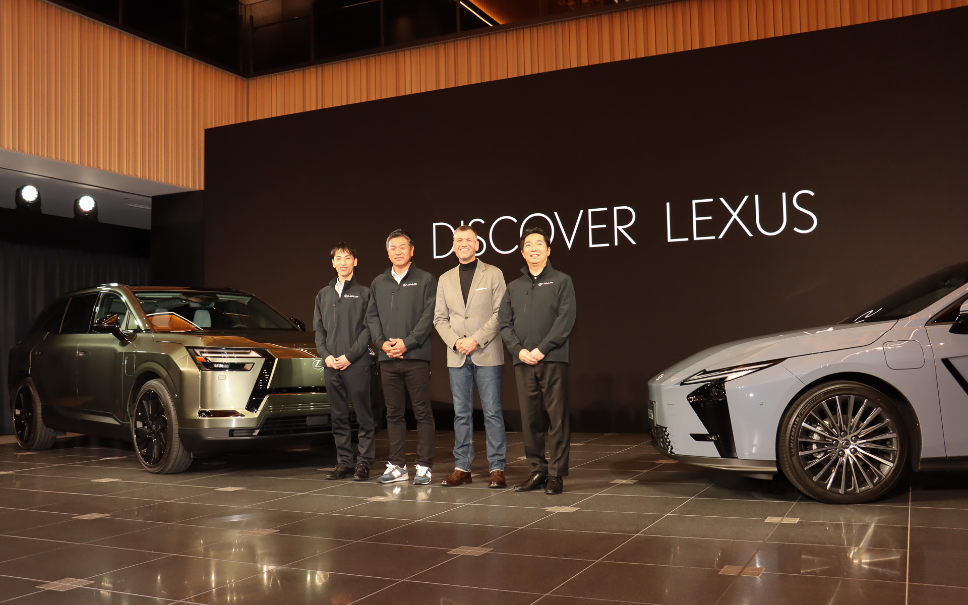 ハンフリーズCBOのプレゼンテーション終了後、TZのチーフエンジニアを務めた宮浦猛氏（左）、Lexus International Co.President 渡辺剛氏（中央左）、ESのチーフエンジニアを務めた千足浩平氏（右）も加わって4人でフォトセッションを行なった