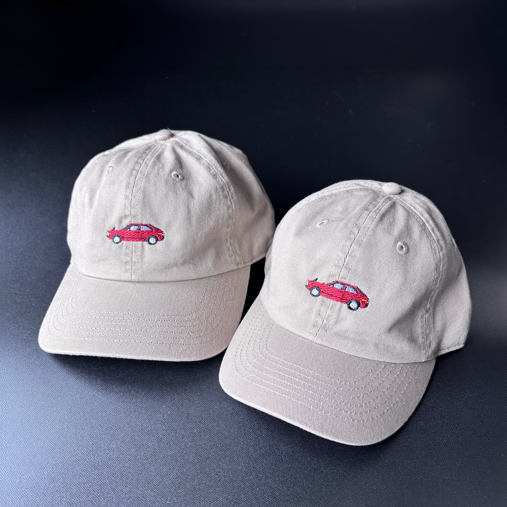 キャップ、マグカップなどのオリジナルグッズを展開