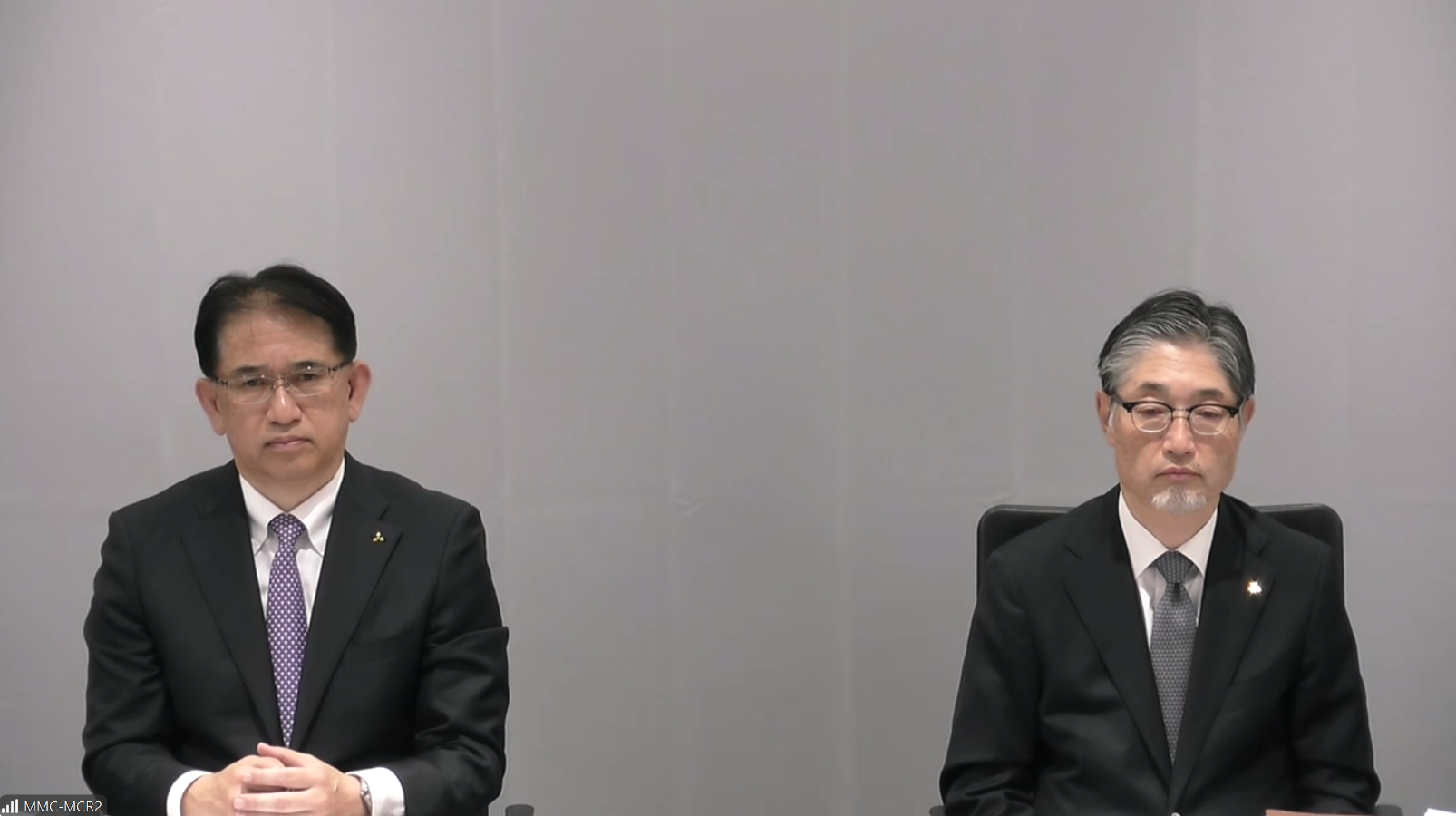 2025年度通期決算説明会に出席した三菱自動車工業株式会社 代表執行役社長 兼 COO 岸浦恵介氏（左）と同代表執行役副社長 CFO 松岡健太郎氏（右）