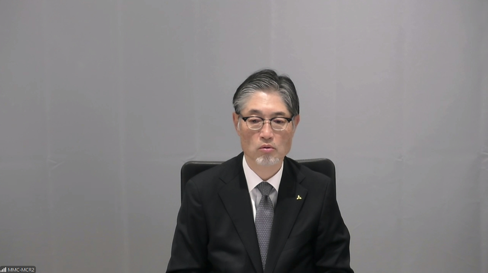 2025年度通期の決算内容について説明する松岡CFO