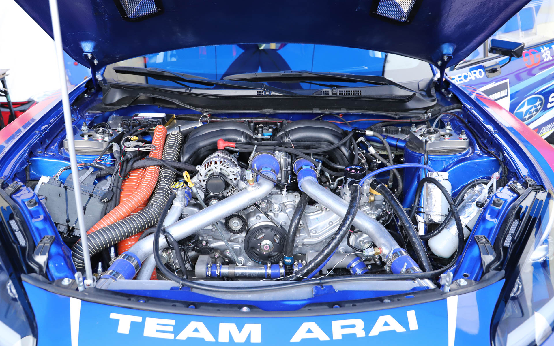 エンジンはBRZのFA24にターボを装着。4WD化によってエンジンの下部にはフロントのデフギヤが収められているため、エンジンは少し高い位置に搭載されている