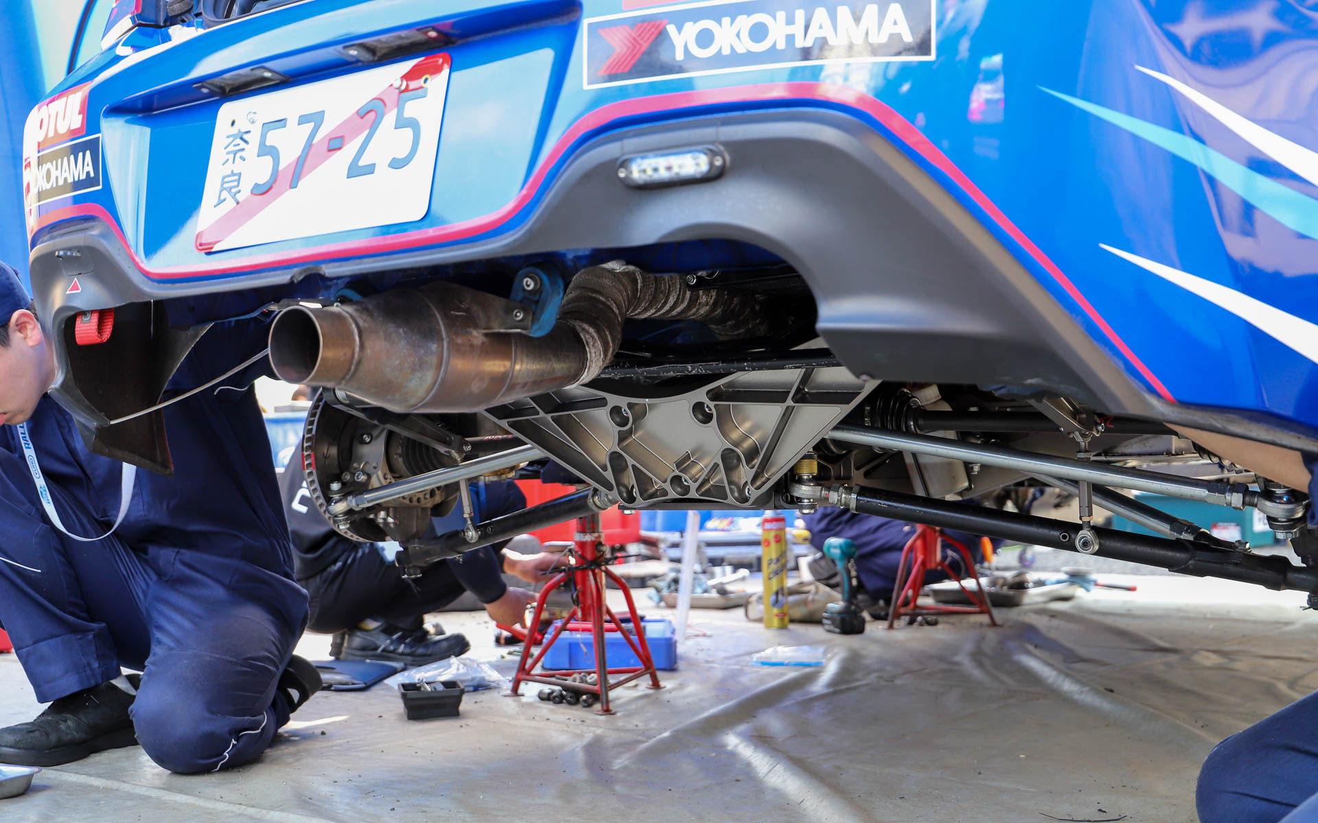 スバルのテントではセレモニアルスタートの直前まで整備が行なわれていた