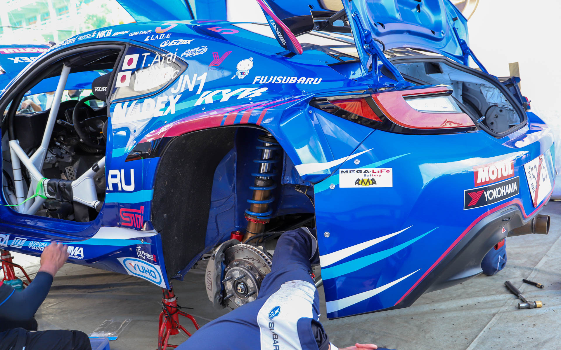 ラリー車らしいロングストロークのサスペンション。リアはサスペンションの付け根がロールケージと一体となっており、車体の剛性を高めている