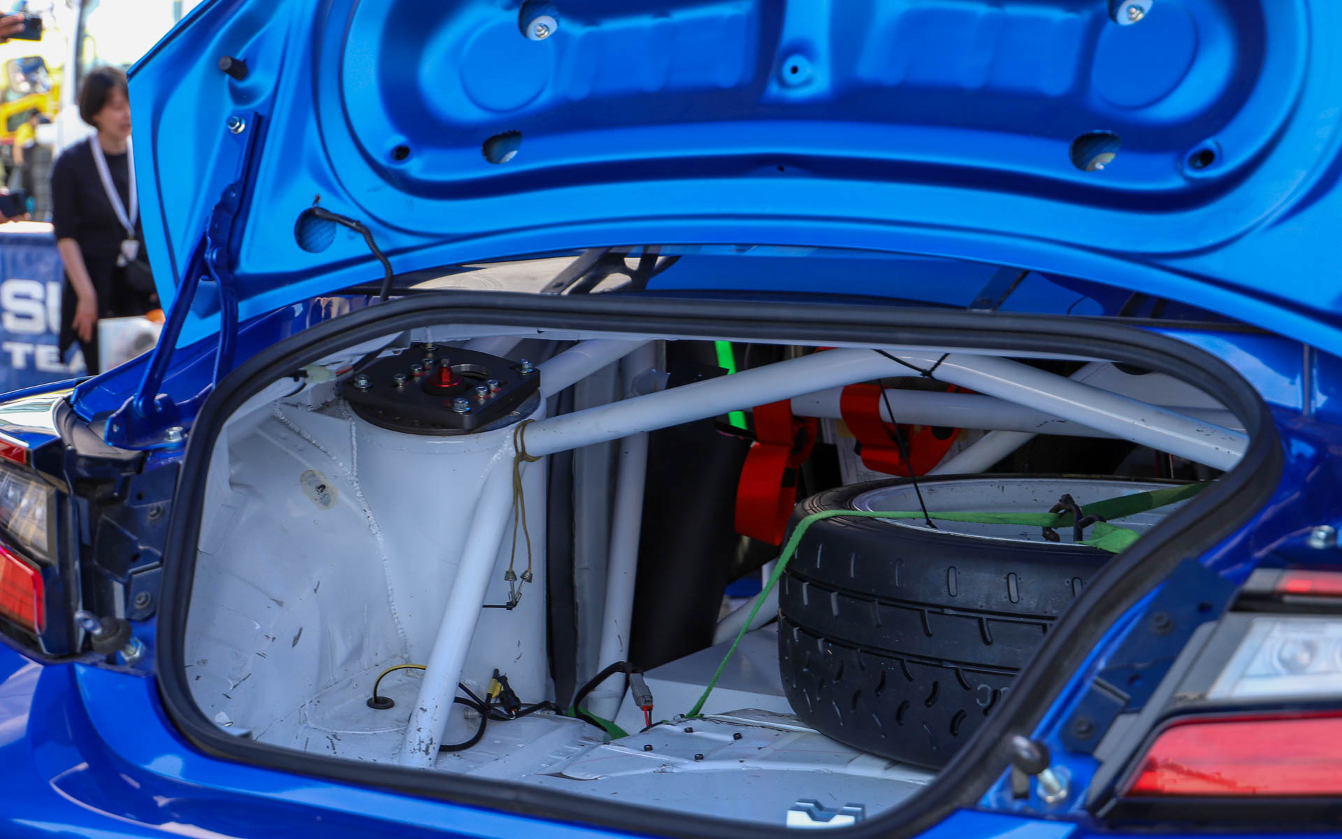 ラリー車らしいロングストロークのサスペンション。リアはサスペンションの付け根がロールケージと一体となっており、車体の剛性を高めている