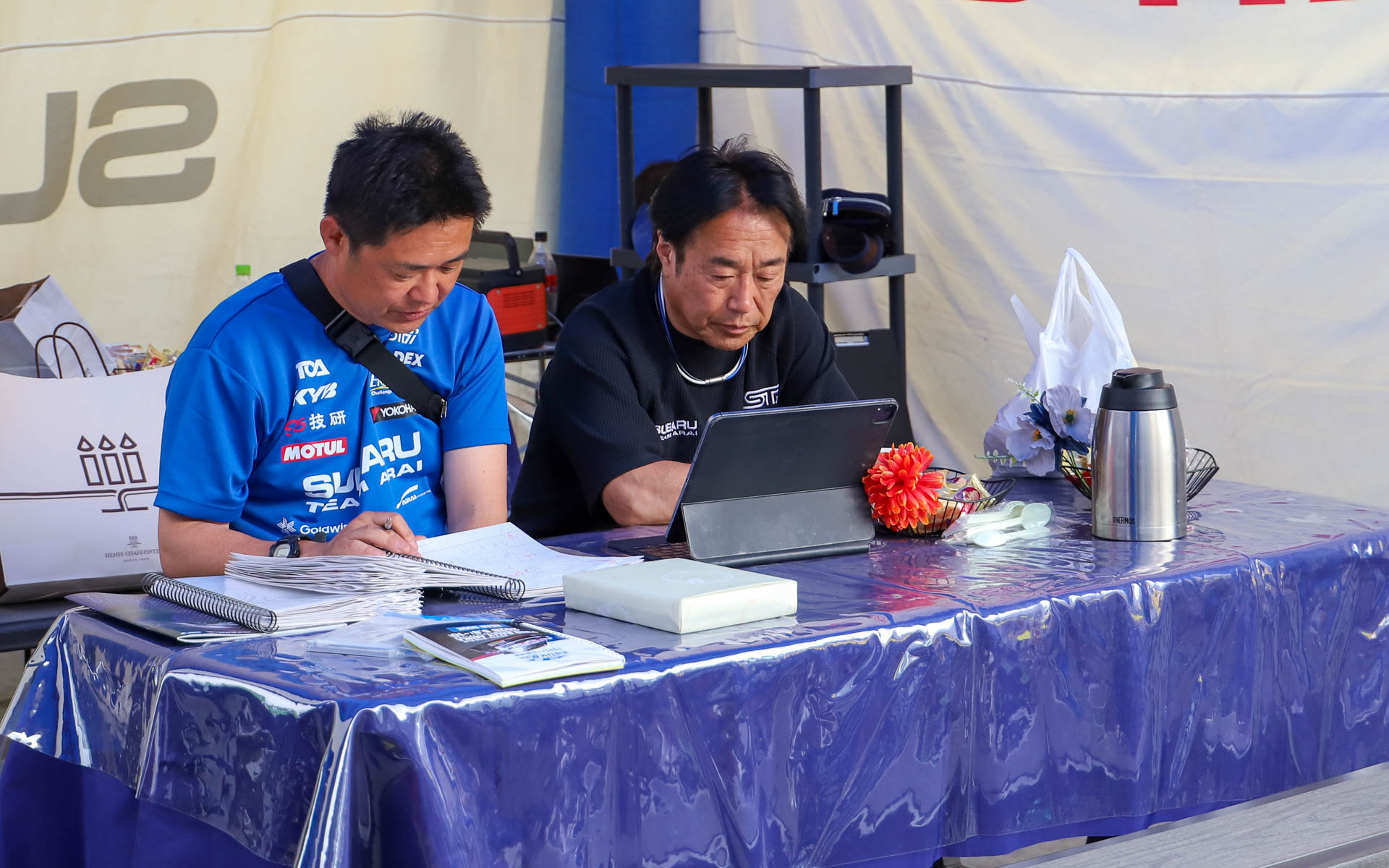 新井敏弘選手と安藤裕一選手はセレモニアルスタートの直前まで読み合わせを行なっていた