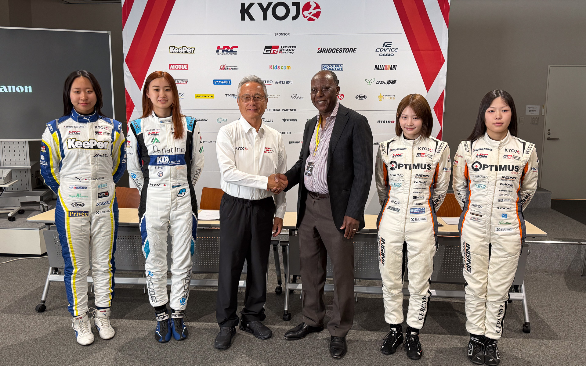 パートナーシップ契約を結んだEdulinX代表取締役社長 ピーター A. オワンス氏（中央右）と、KYOJO CUPを運営するインタープロトモータースポーツ 関谷正徳代表（中央左）