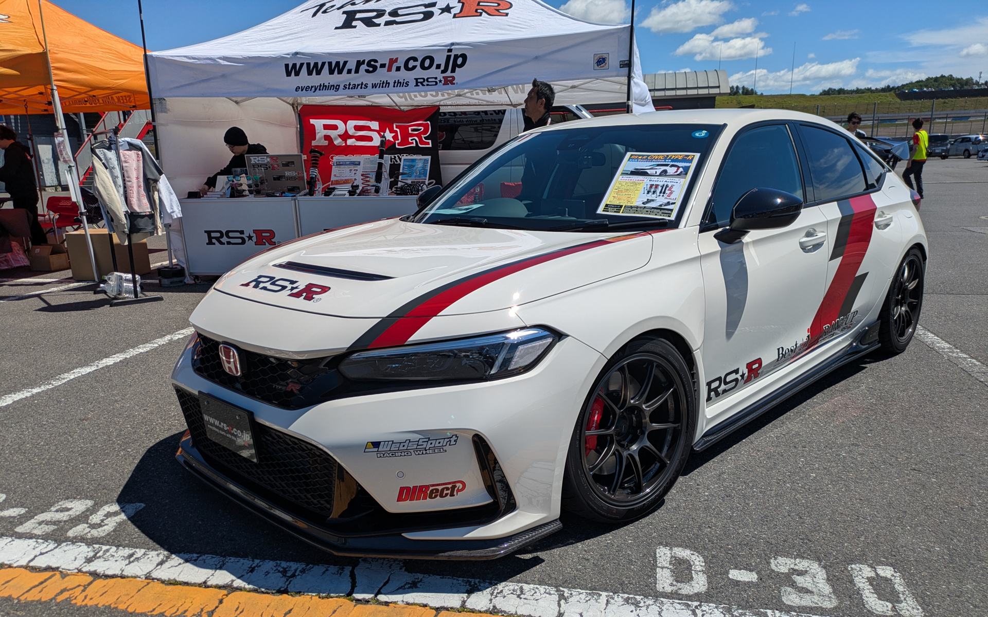 RS-Rは純正の電子制御ダンパーよりもスポーティに動かすオリジナル電磁バルブ「Activeシリーズ」やスプリングを展示