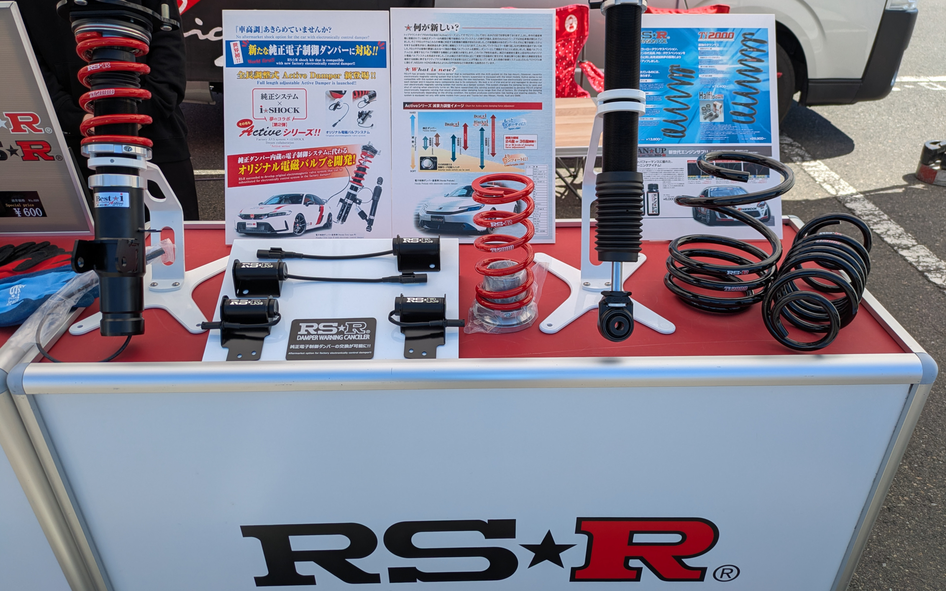 RS-Rは純正の電子制御ダンパーよりもスポーティに動かすオリジナル電磁バルブ「Activeシリーズ」やスプリングを展示