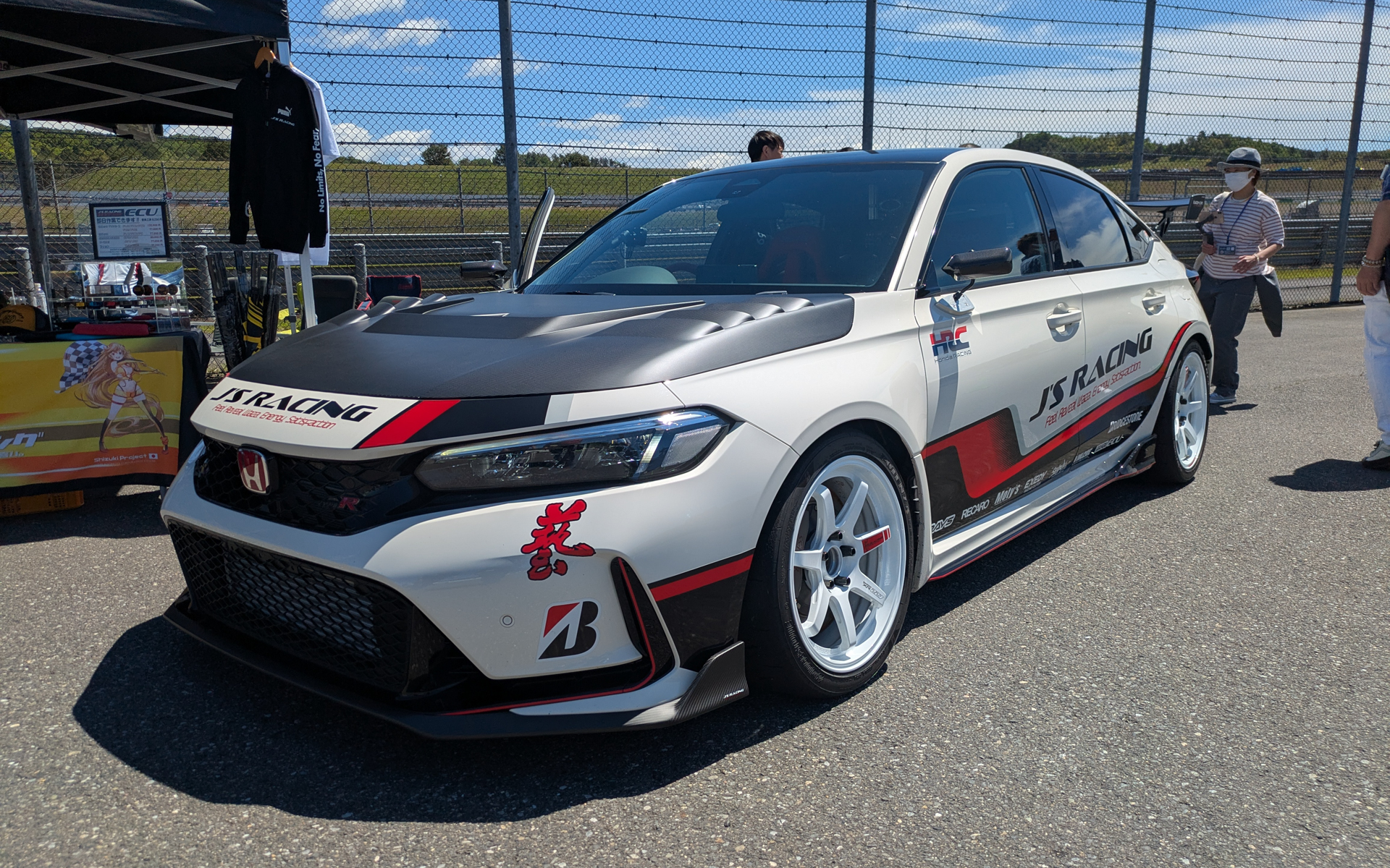 大阪のショップJ's Racingはマフラーやステアリングなど展示