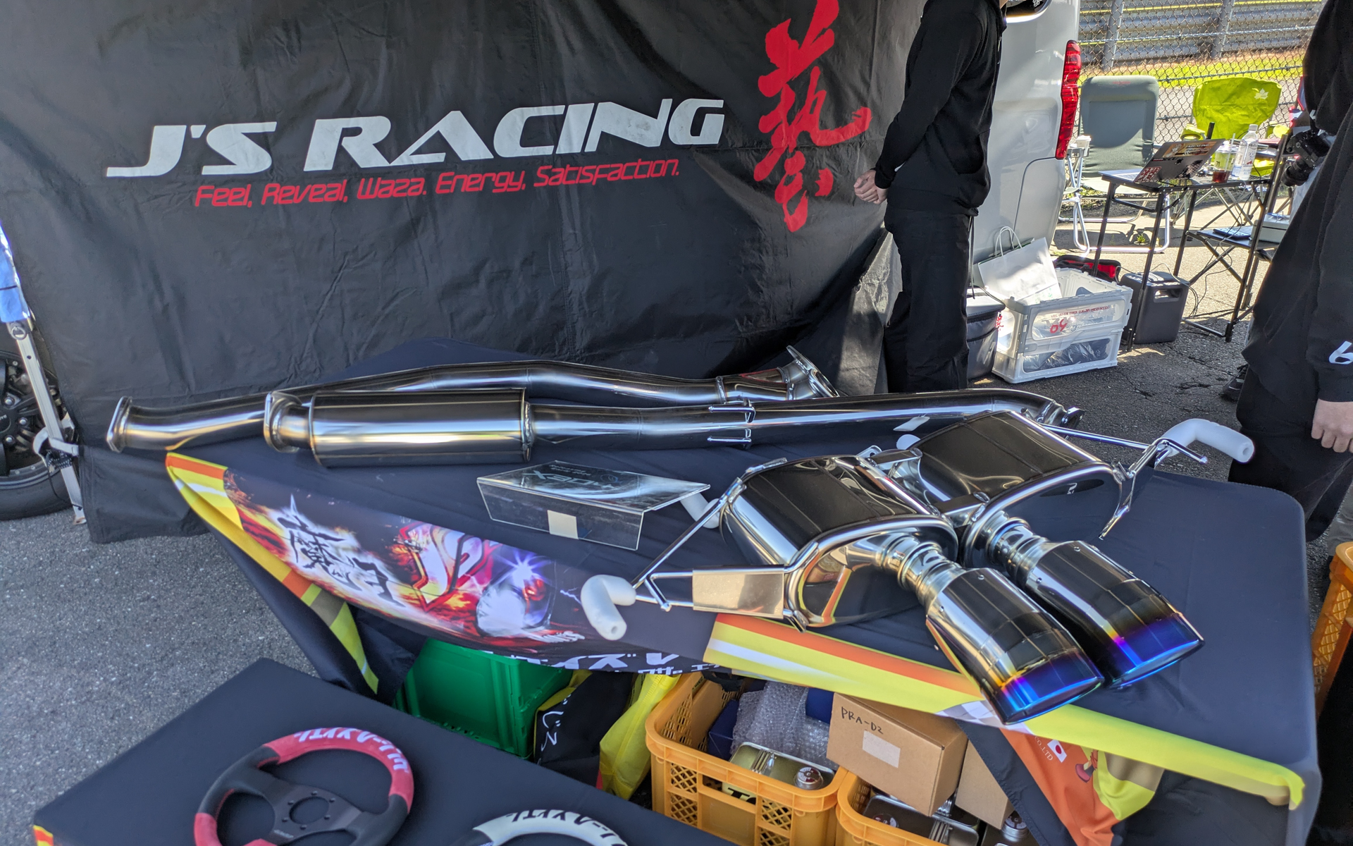 大阪のショップJ's Racingはマフラーやステアリングなど展示