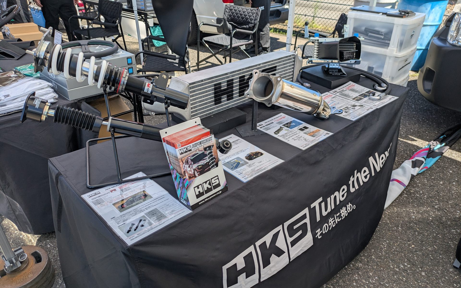 HKSはサスペンション「ハイパーマックスR」やキャタライザー、前置きインタークーラー、ポン付けパワーアップキットの「パワーエディタR」などを展示
