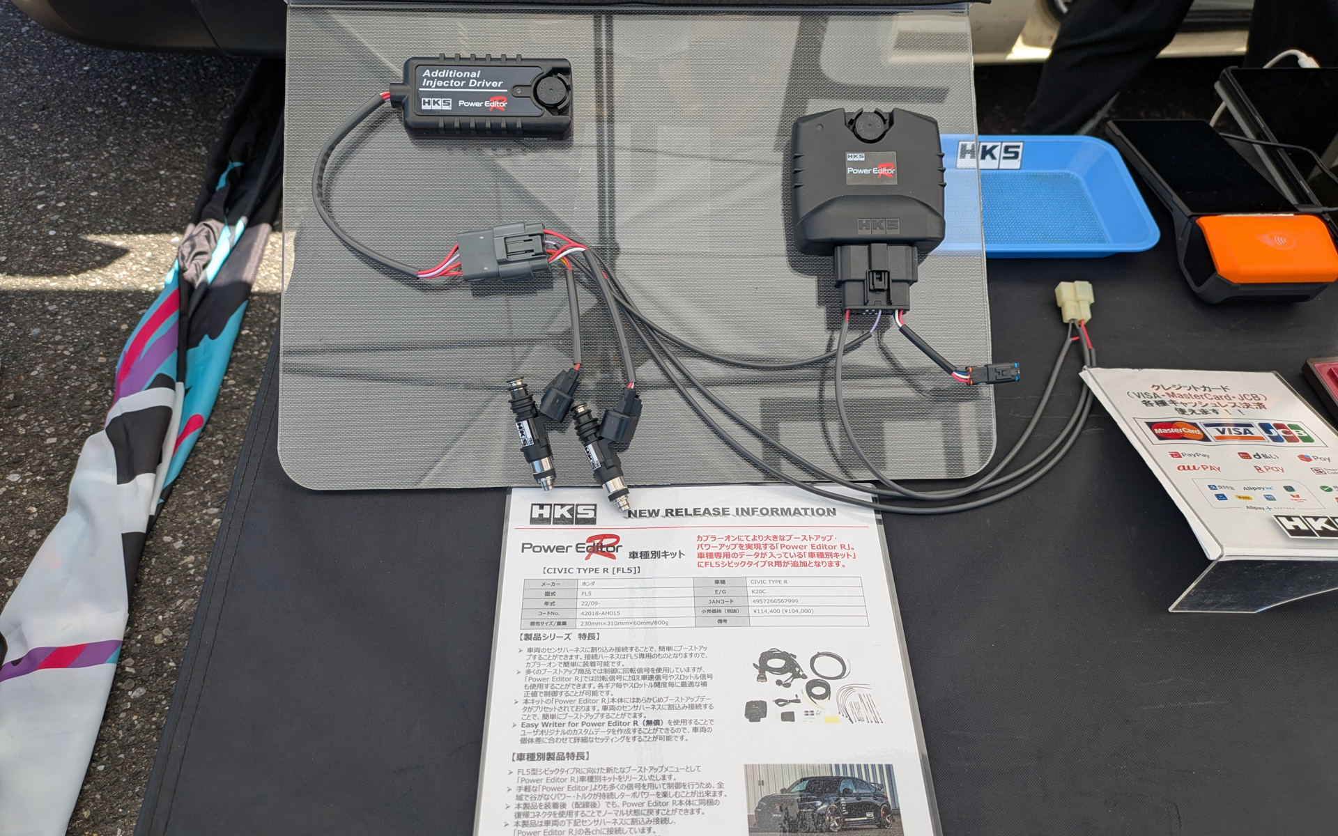 HKSはサスペンション「ハイパーマックスR」やキャタライザー、前置きインタークーラー、ポン付けパワーアップキットの「パワーエディタR」などを展示