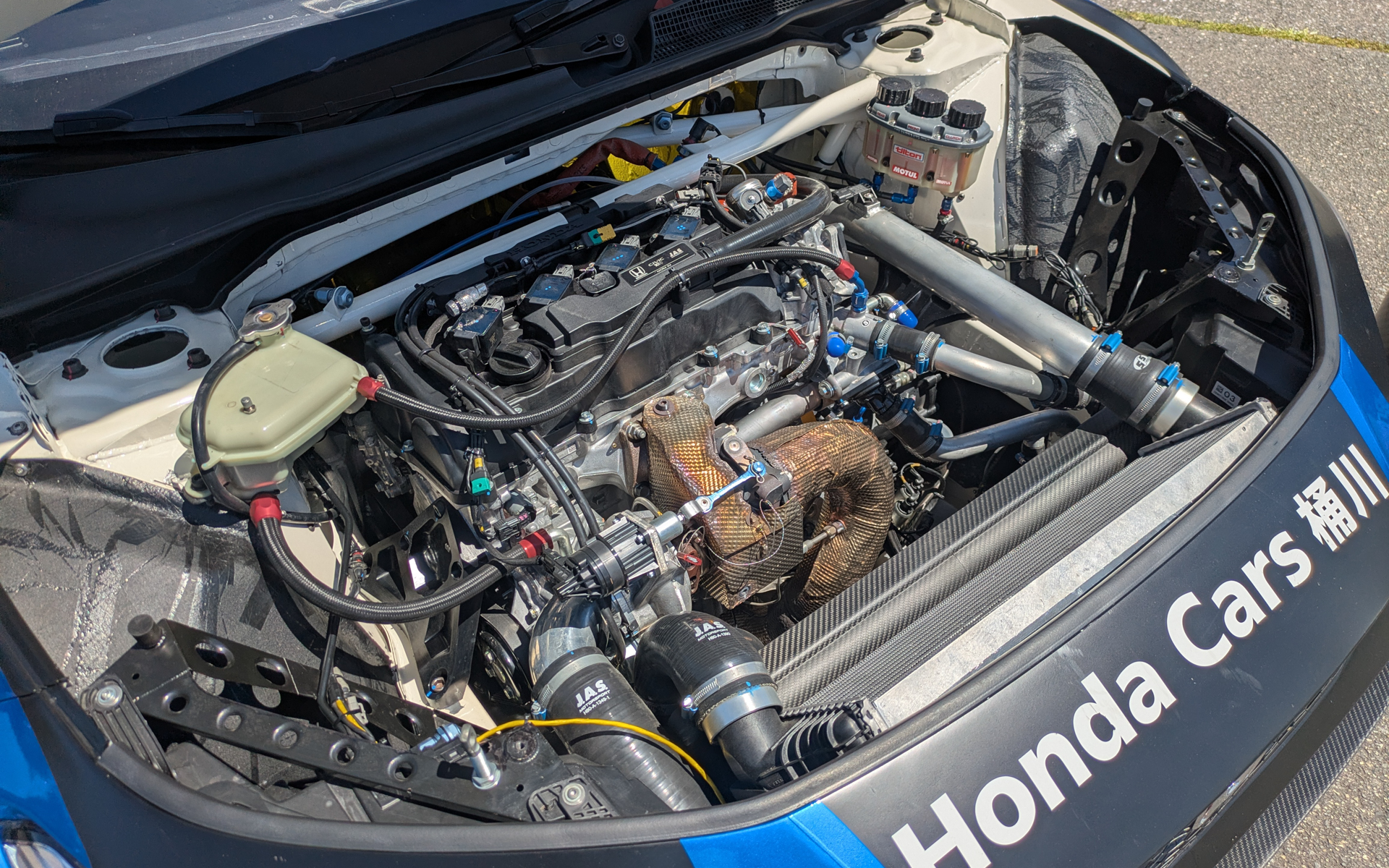 エンジンオイルメーカーの「MOTUL」は、スーパー耐久シリーズのST-TCRクラスに参戦しているRacer Honda Cars 桶川のシビックを展示