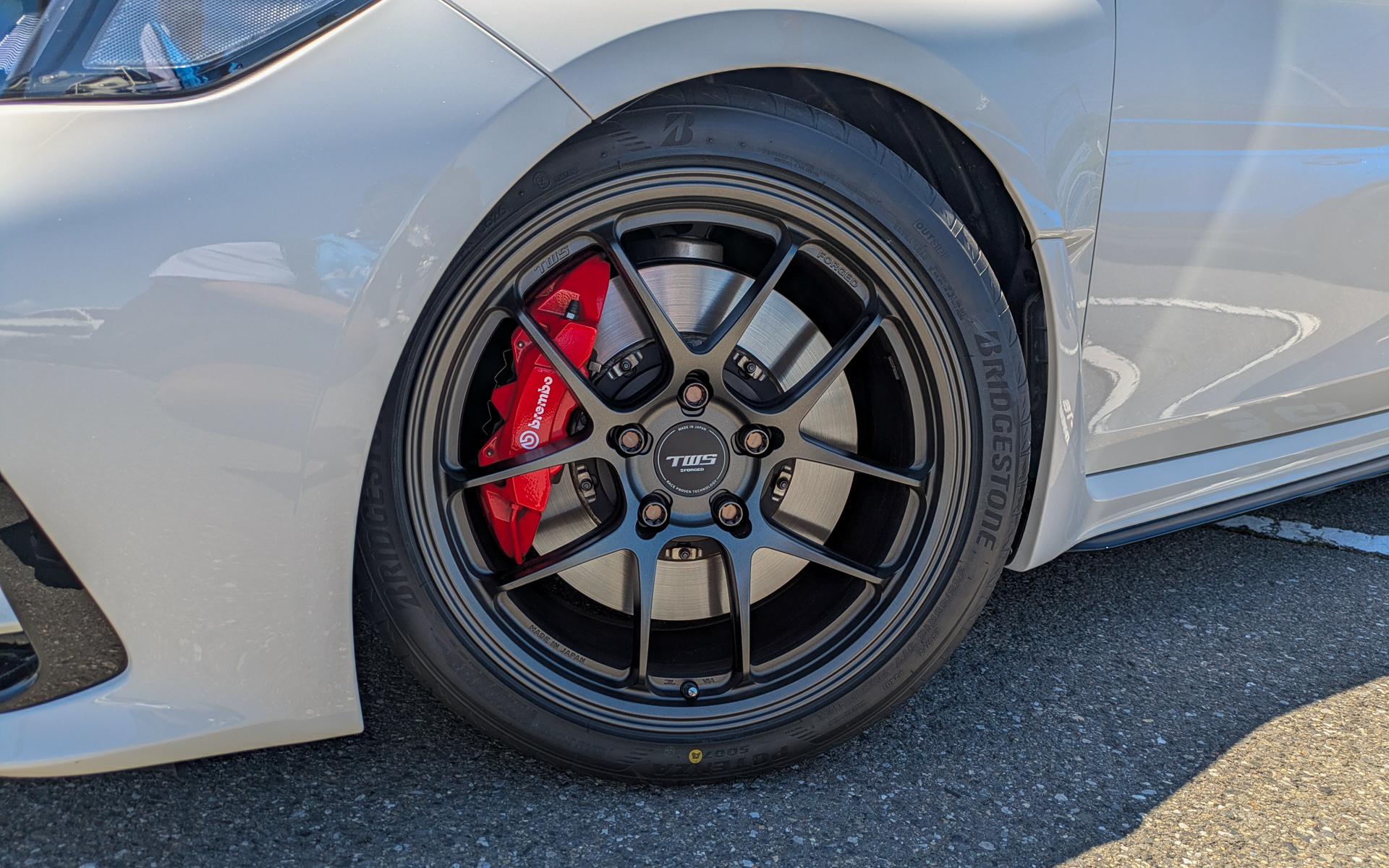 装着しているのは18インチの鍛造1ピースホイール「TWS Motorsport RS339」