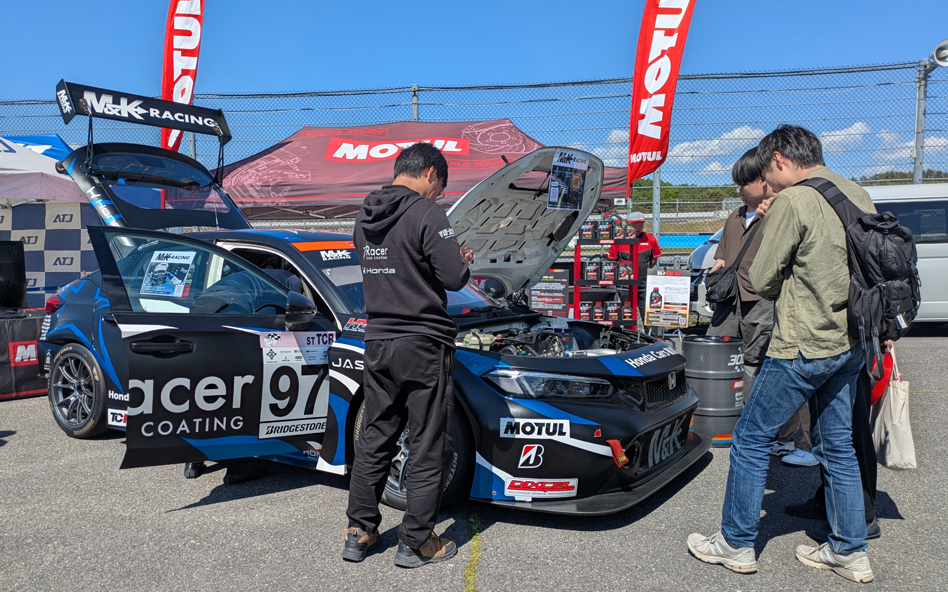 エンジンオイルメーカーの「MOTUL」は、スーパー耐久シリーズのST-TCRクラスに参戦しているRacer Honda Cars 桶川のシビックを展示