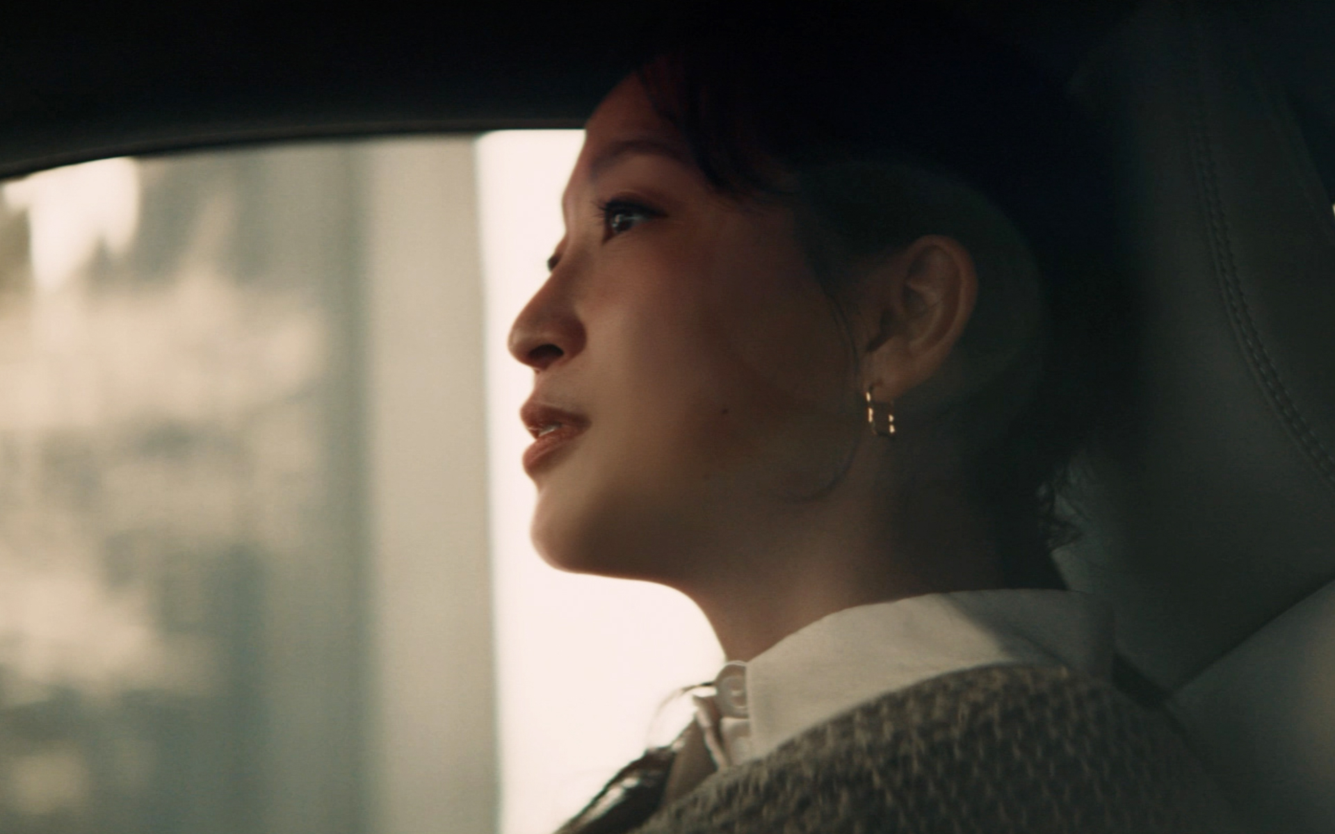 XC40を運転するシーンの撮影に臨む杏さん