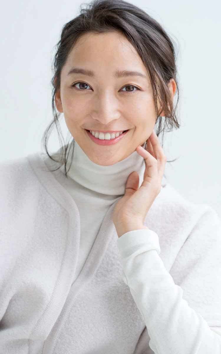 杏さんは1986年4月14日生まれの東京都出身。2001年にデビューし、その後、雑誌、映画、ドラマなどで幅広く活躍。主な出演作品にNHK連続テレビ小説「ごちそうさん」（ヒロイン）、NTV「花咲舞が黙ってない」シリーズ、CX「競争の番人」、映画「キングダム 運命の炎」「私たちの声」「翔んで埼玉～琵琶湖より愛をこめて～」「窓ぎわのトットちゃん」（声の出演）、「かくしごと」「劇映画孤独のグルメ」など多数。2022年にWFP親善大使に就任し、同年日本とフランスで2拠点生活をスタート。現在放送中のWOWOW日本×フィンランド共同製作ドラマ「連続ドラマＷ BLOOD＆SWEAT」にて主演を務め、著書「杏のとことこパリ子連れ旅」「杏のパリ細うで繁盛記」が発売中。写真：Junko Tamaki(t.cube)