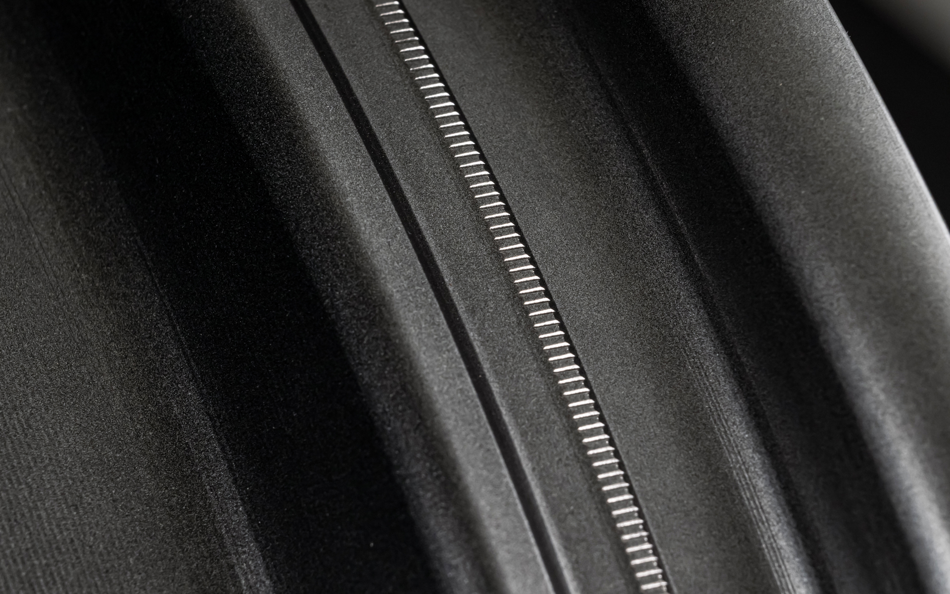 R10 EVO（ブラックメタリック）も同様に「Made by ENKEI」と「Made in JAPAN」が刻印されるほか、センターキャップには「DESIGNED＆DEVELOPED by RAYS」の文字が入る。ローレット加工もしっかりと施されている
