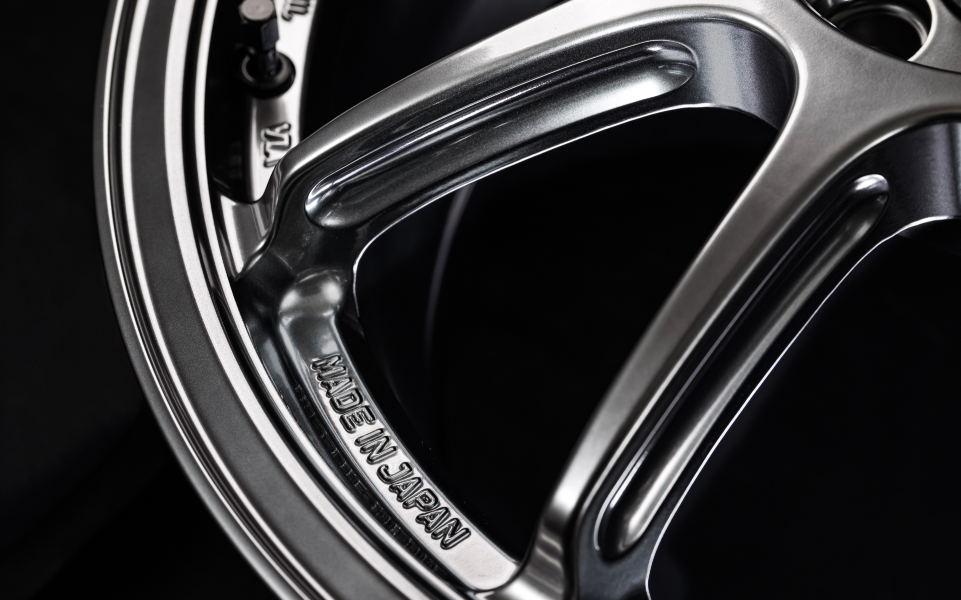 R10 EVO（ブラックメタリック）も同様に「Made by ENKEI」と「Made in JAPAN」が刻印されるほか、センターキャップには「DESIGNED＆DEVELOPED by RAYS」の文字が入る。ローレット加工もしっかりと施されている
