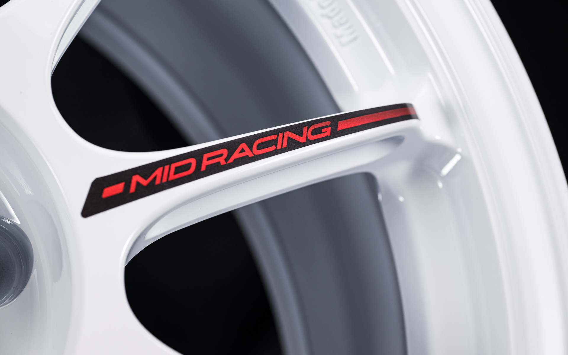 「ステッカーセット」のほか、「No.4 MID Racingセンターキャップ」「エアバルブ（ブラック）」も付属する