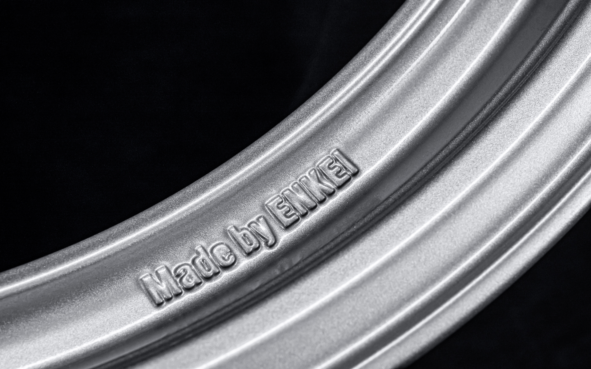 製造を担う「Made by ENKEI」と「MID RACING」が刻印されている