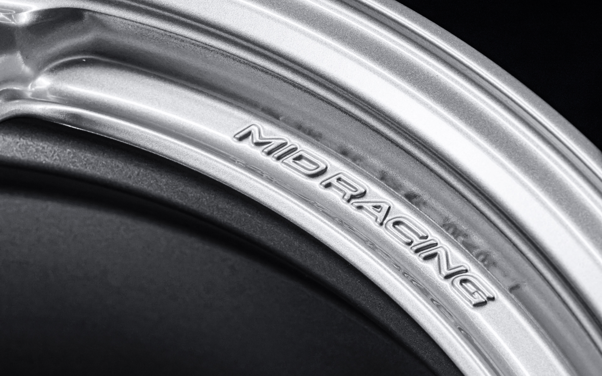 製造を担う「Made by ENKEI」と「MID RACING」が刻印されている
