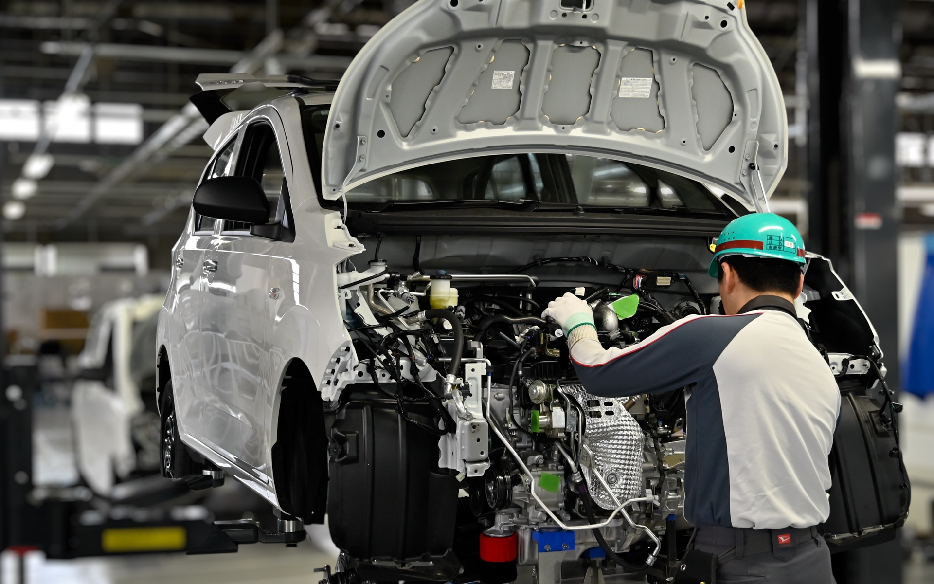 完成車を分解し、ターボチャージャーやインタークーラーなどの補機類が装着されたターボエンジンと、フロントスーパーLSD（リミテッド・スリップ・ディファレンシャル）が組み込まれる5速MTを搭載