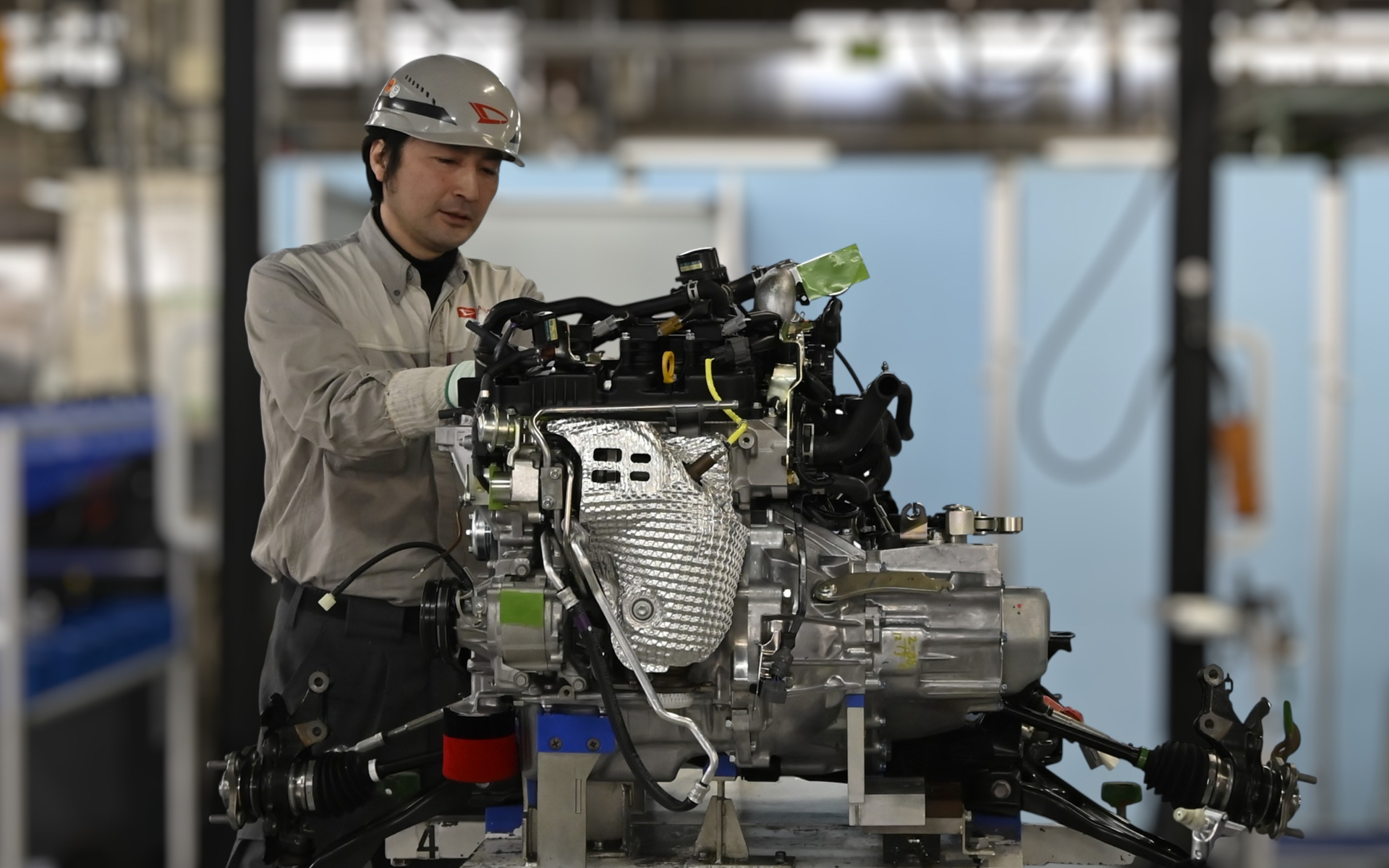 完成車を分解し、ターボチャージャーやインタークーラーなどの補機類が装着されたターボエンジンと、フロントスーパーLSD（リミテッド・スリップ・ディファレンシャル）が組み込まれる5速MTを搭載