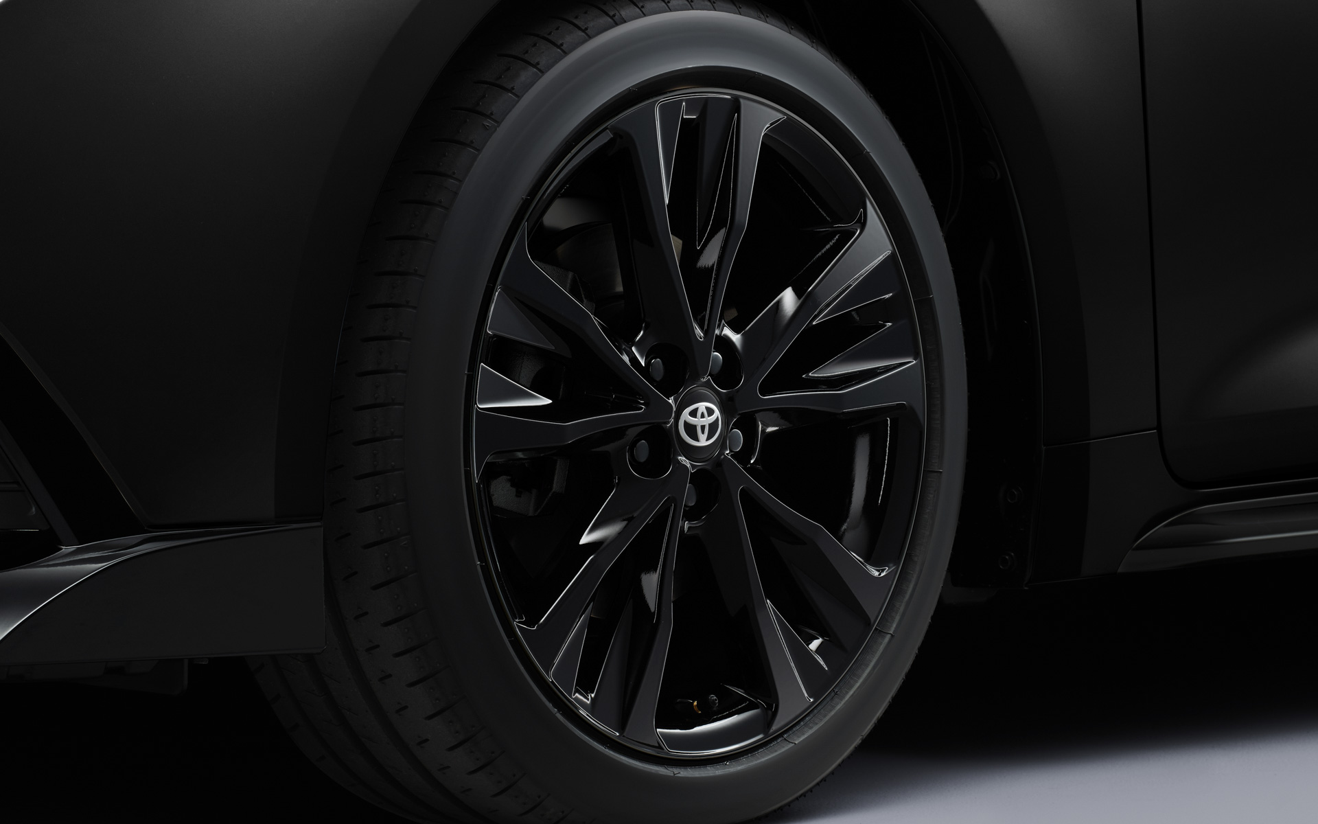 215/45R17タイヤ＆17×7.5Jアルミホイール（ブラック塗装/センターオーナメント付き）