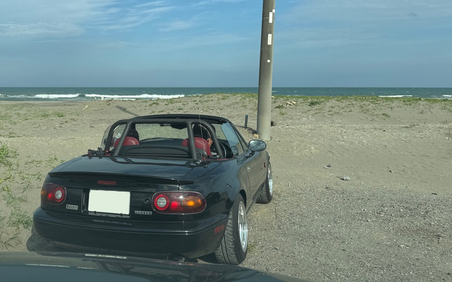 九十九里の浜辺には、クルマでそのまま入っていけるところが何ヶ所かあります。こんなところで海を眺めながらボーッとするのもいいですね