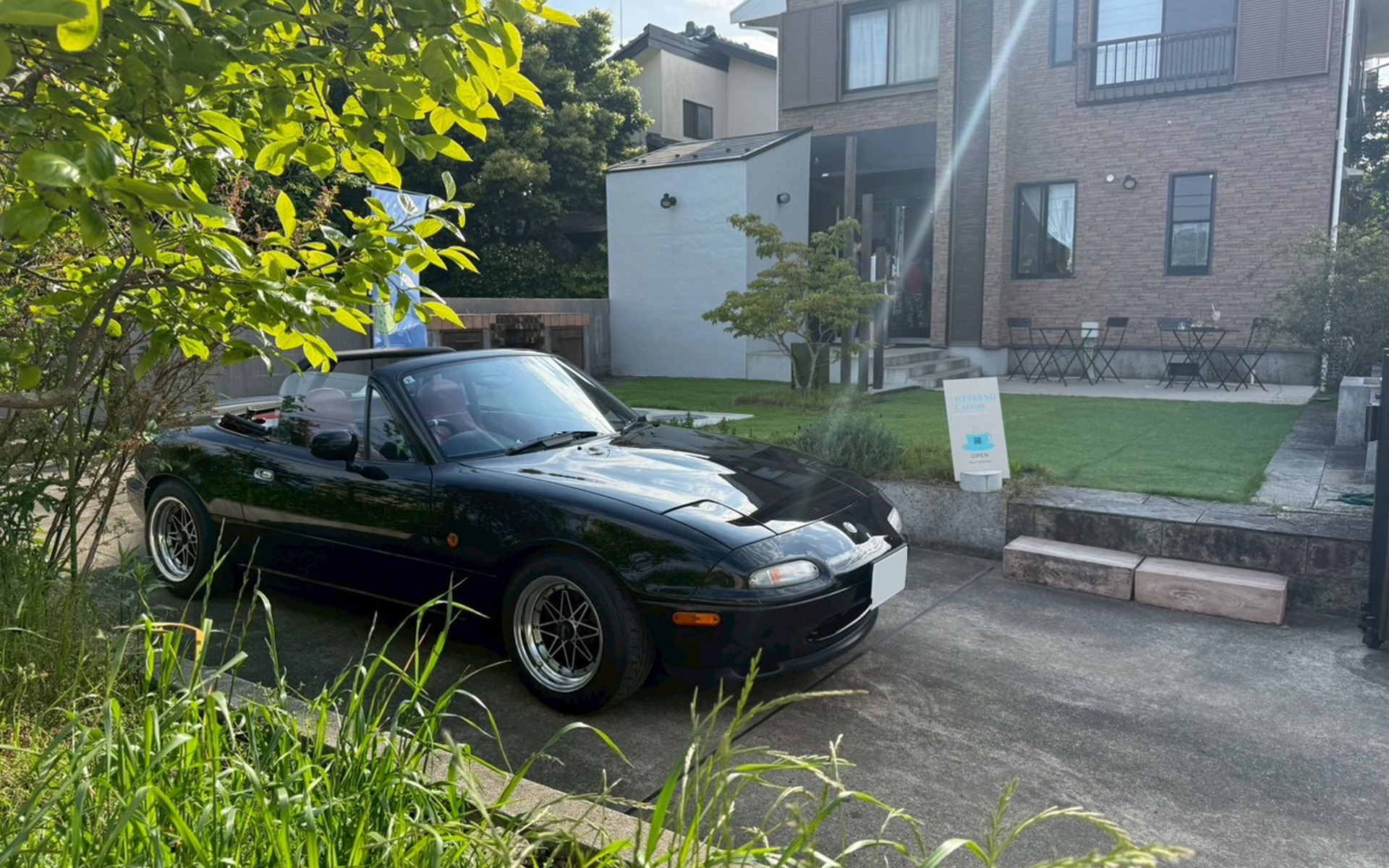 SNSでたまたま見つけた「WEEKEND CAFE99」は、週末限定の隠れた海カフェ。私たちはテラス席にしましたが、店内もゆったりしていて素敵です