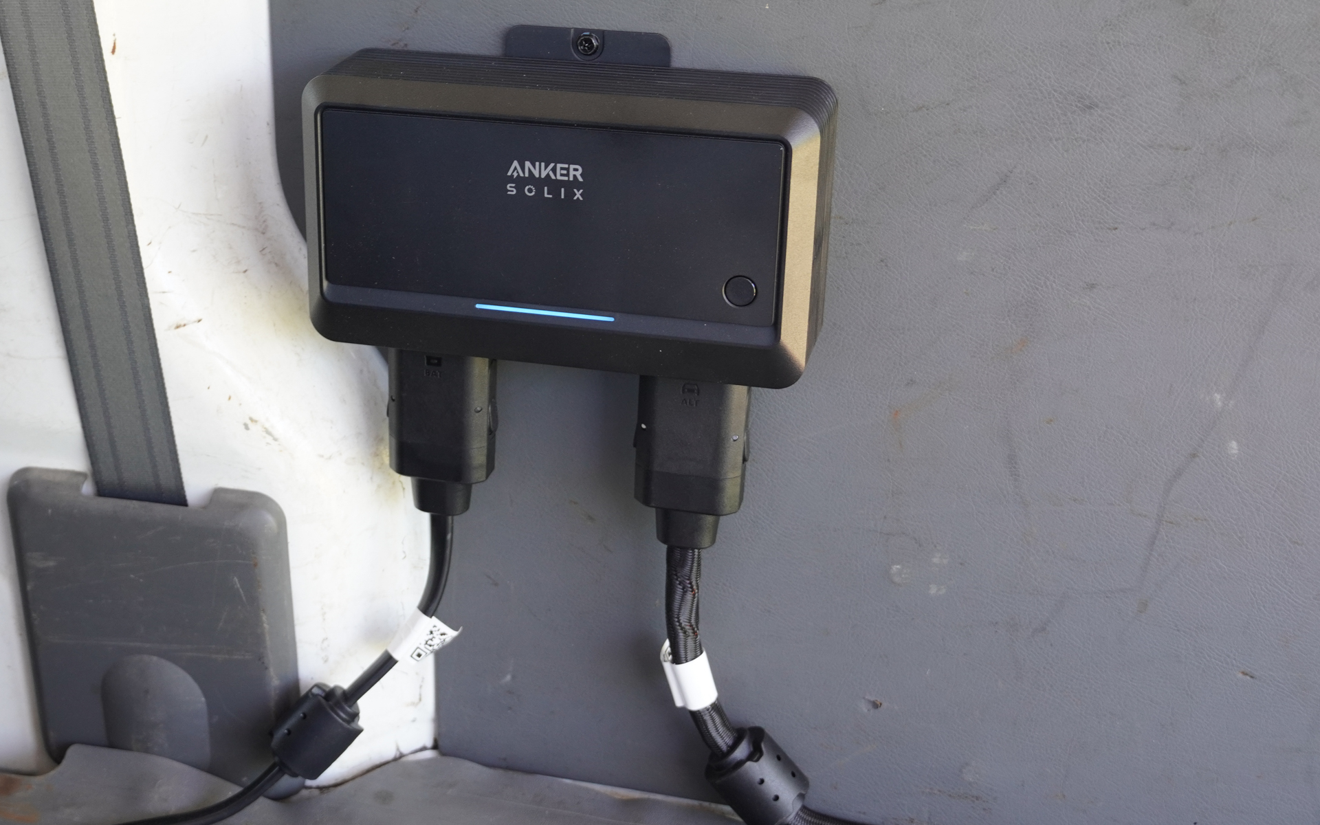 Anker Solix オルタネーターチャージャーを設置。ポータブル電源を充電している