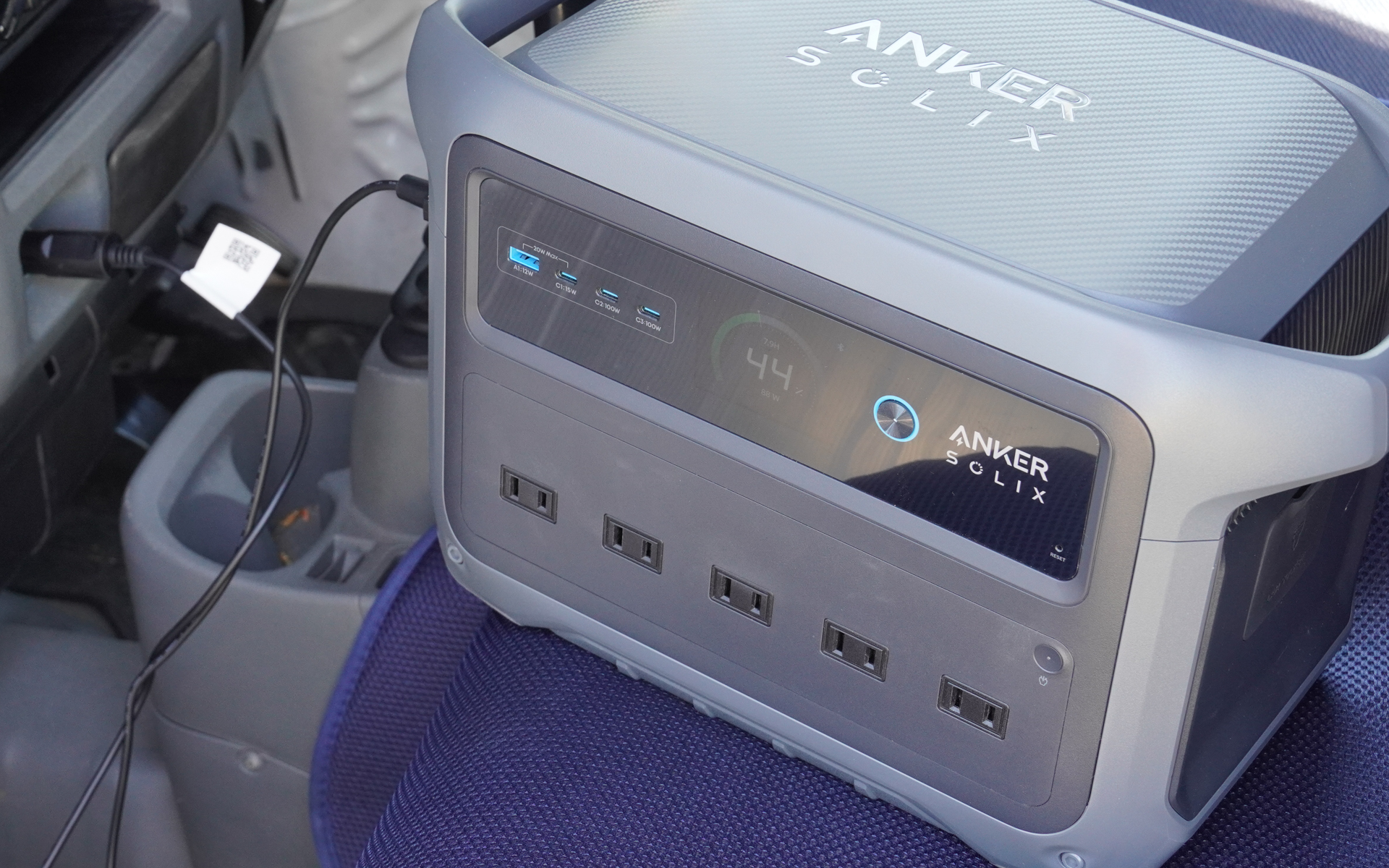 ポータブル電源にはシガーソケット用のケーブルが付属しており、そのままでも充電することはできる